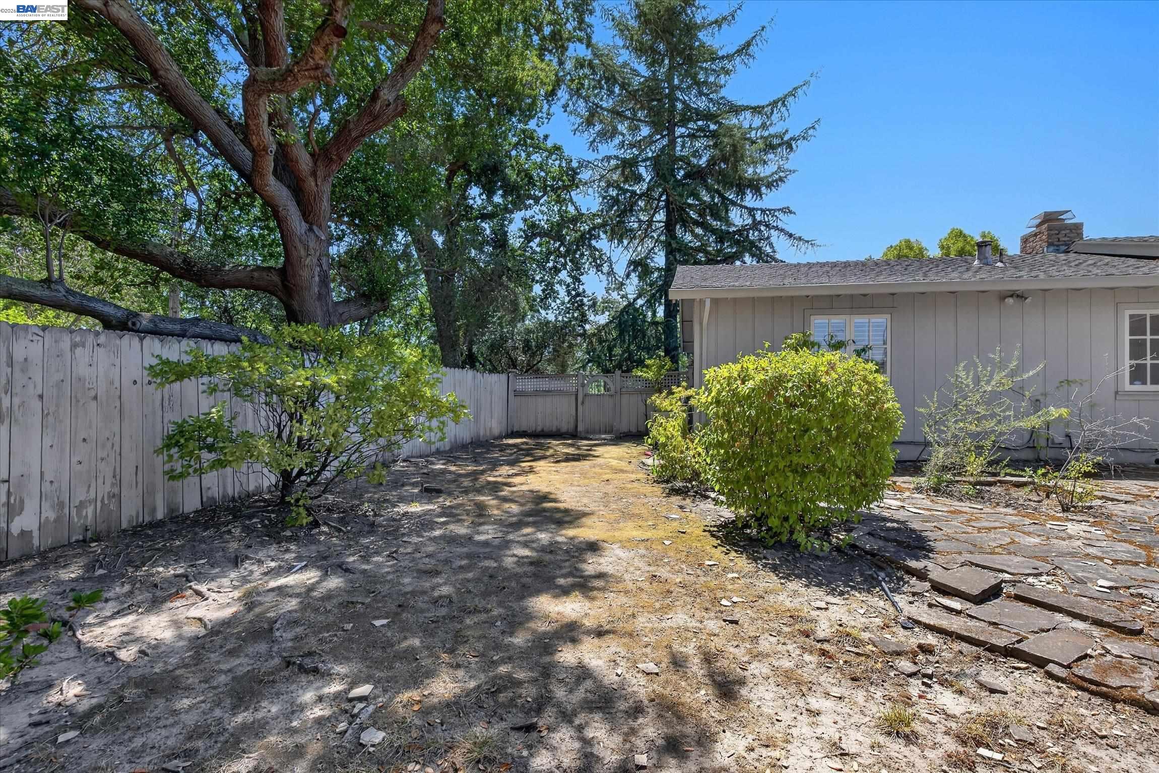 16 Crest Estate Dr