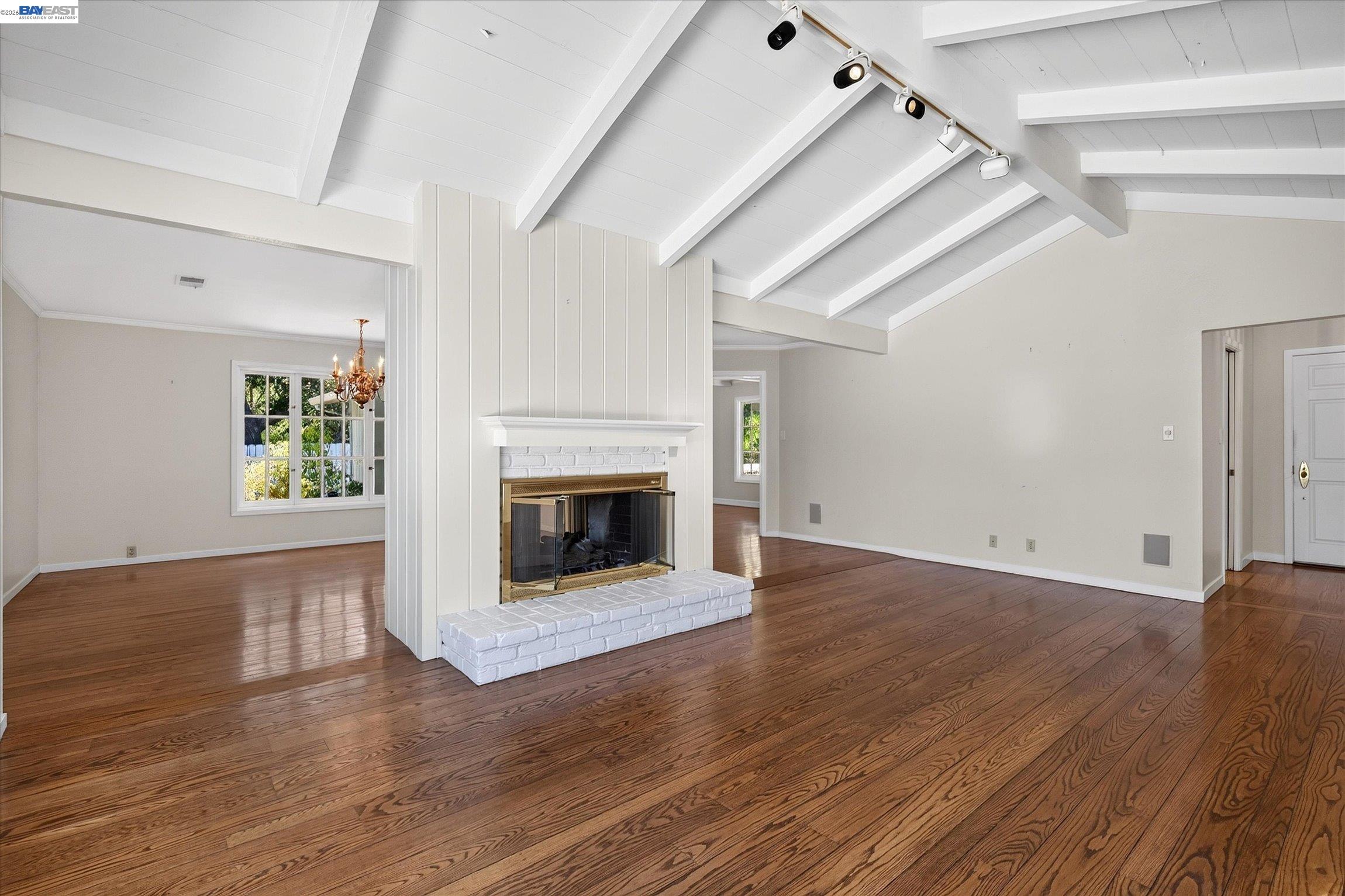 16 Crest Estate Dr