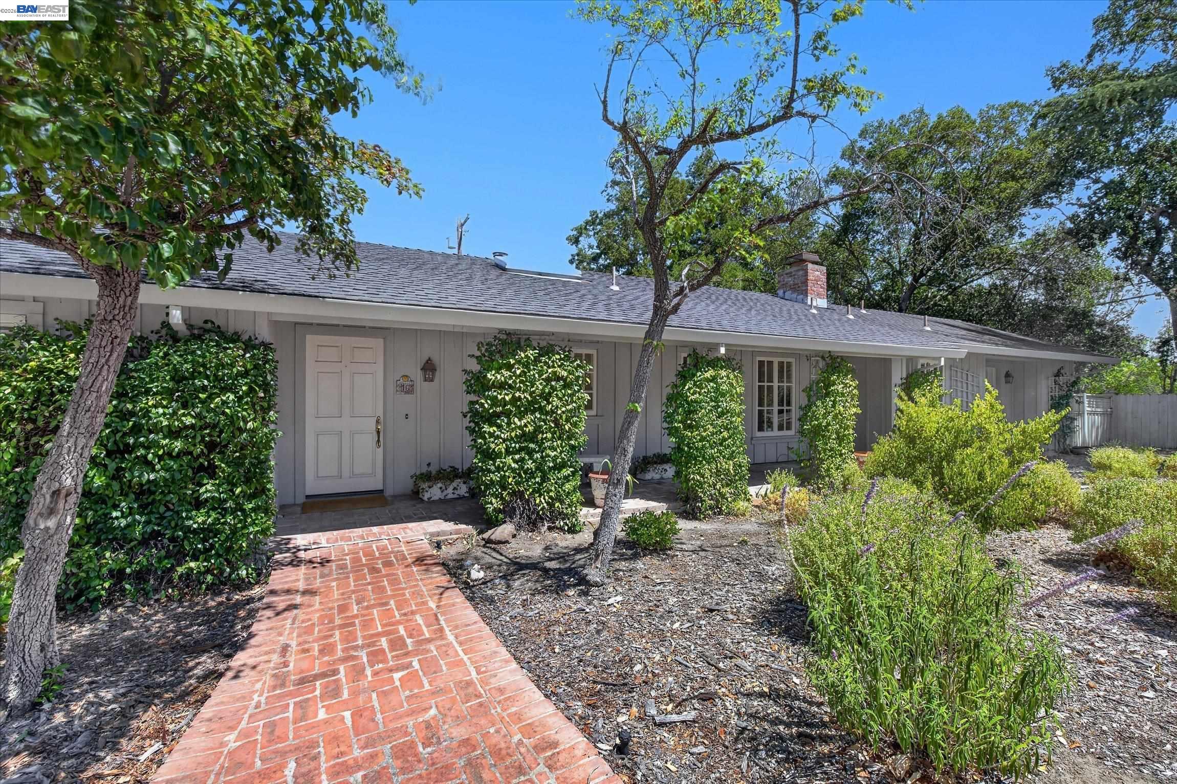 16 Crest Estate Dr