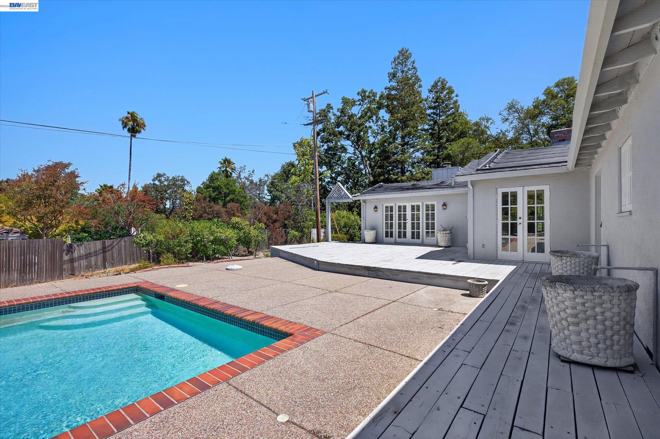 16 Crest Estate Dr