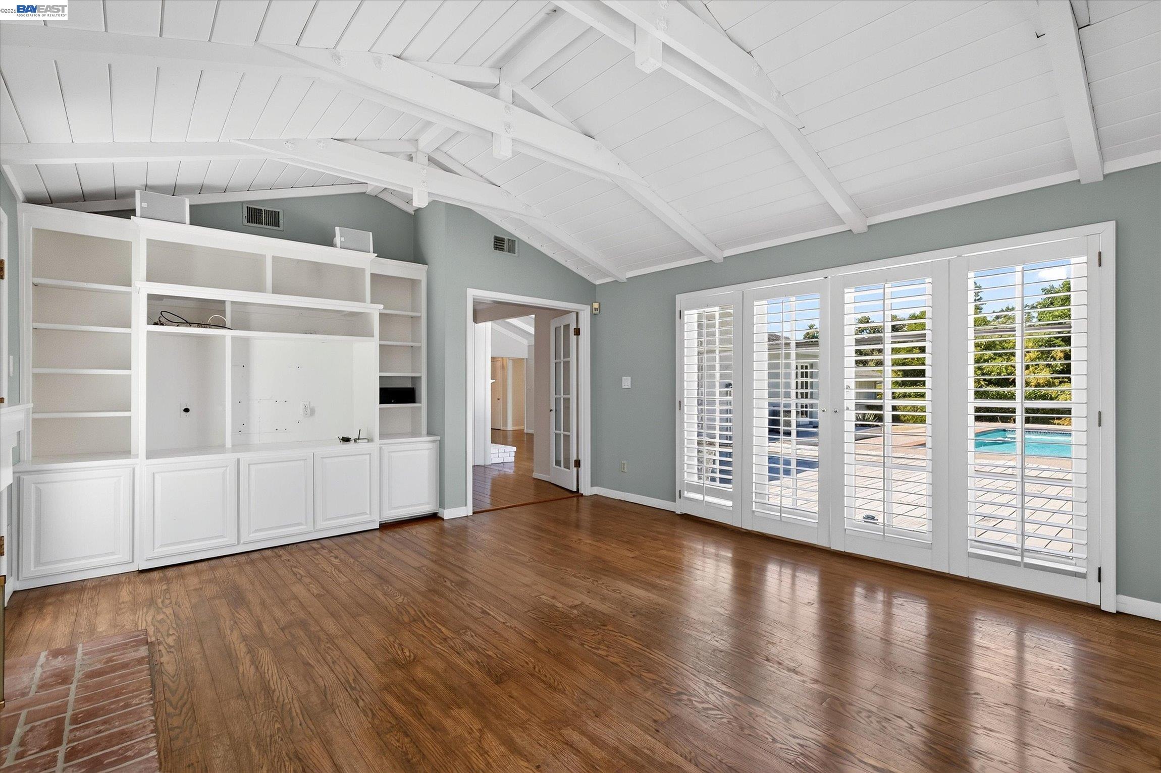 16 Crest Estate Dr