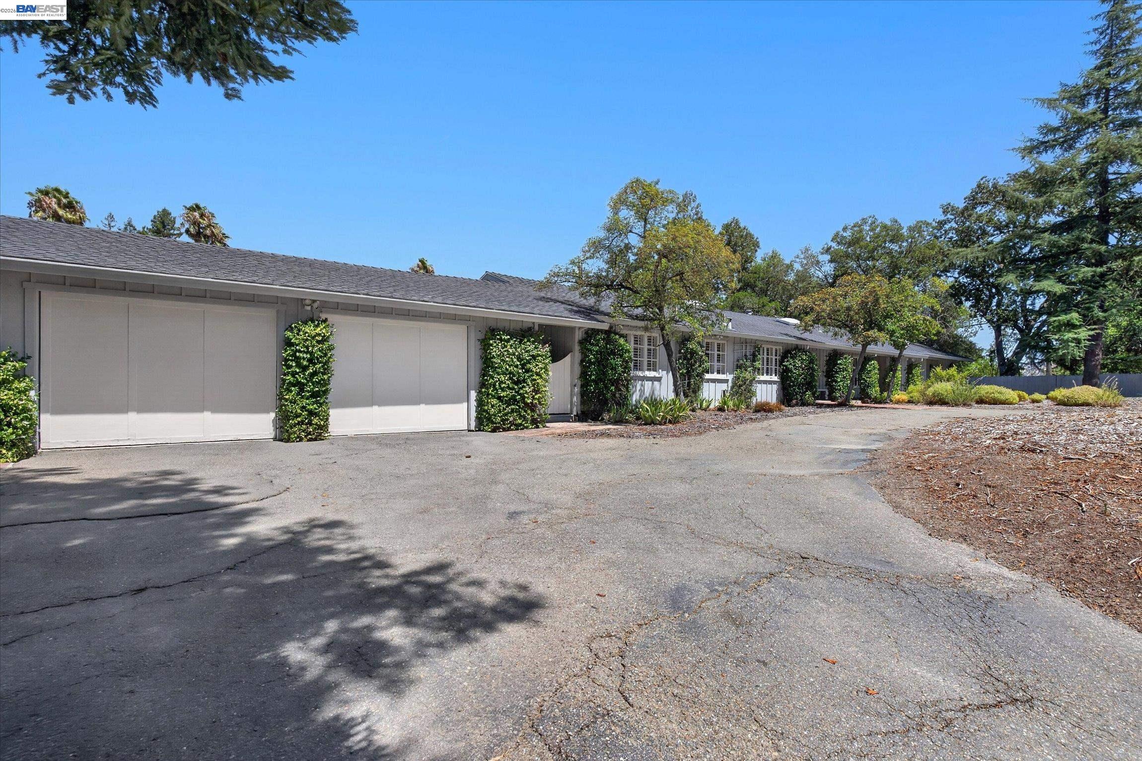 16 Crest Estate Dr