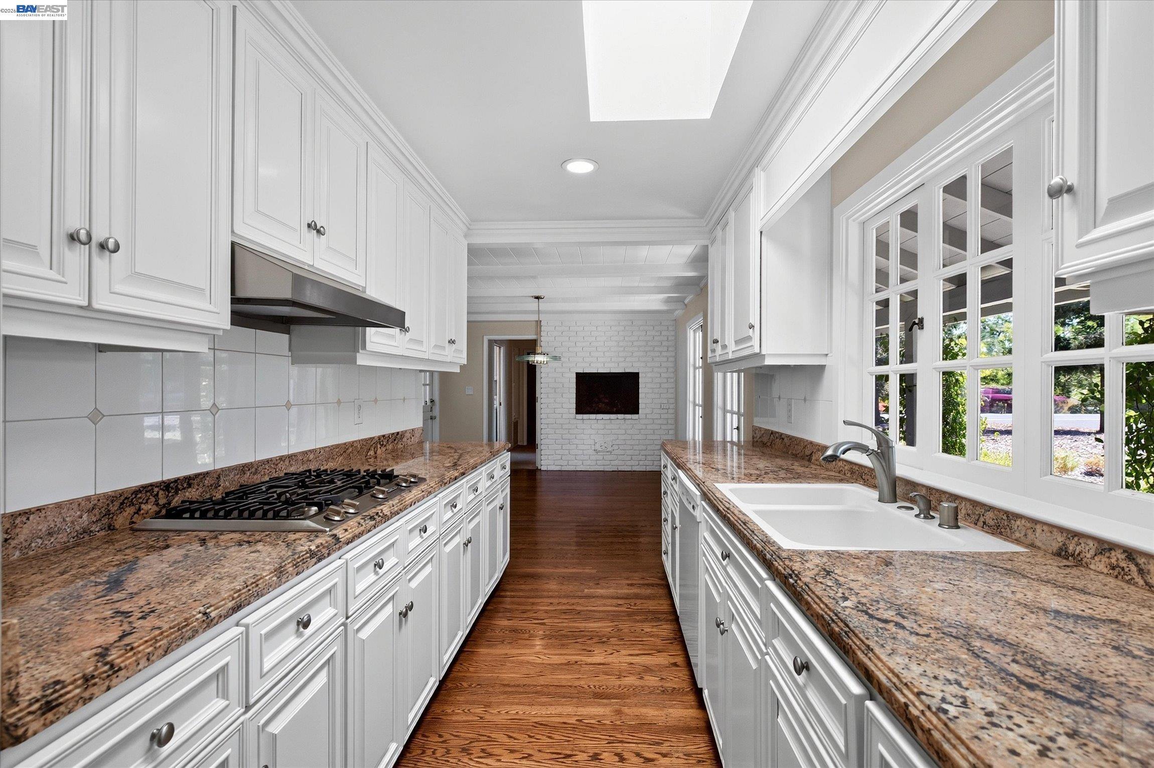 16 Crest Estate Dr