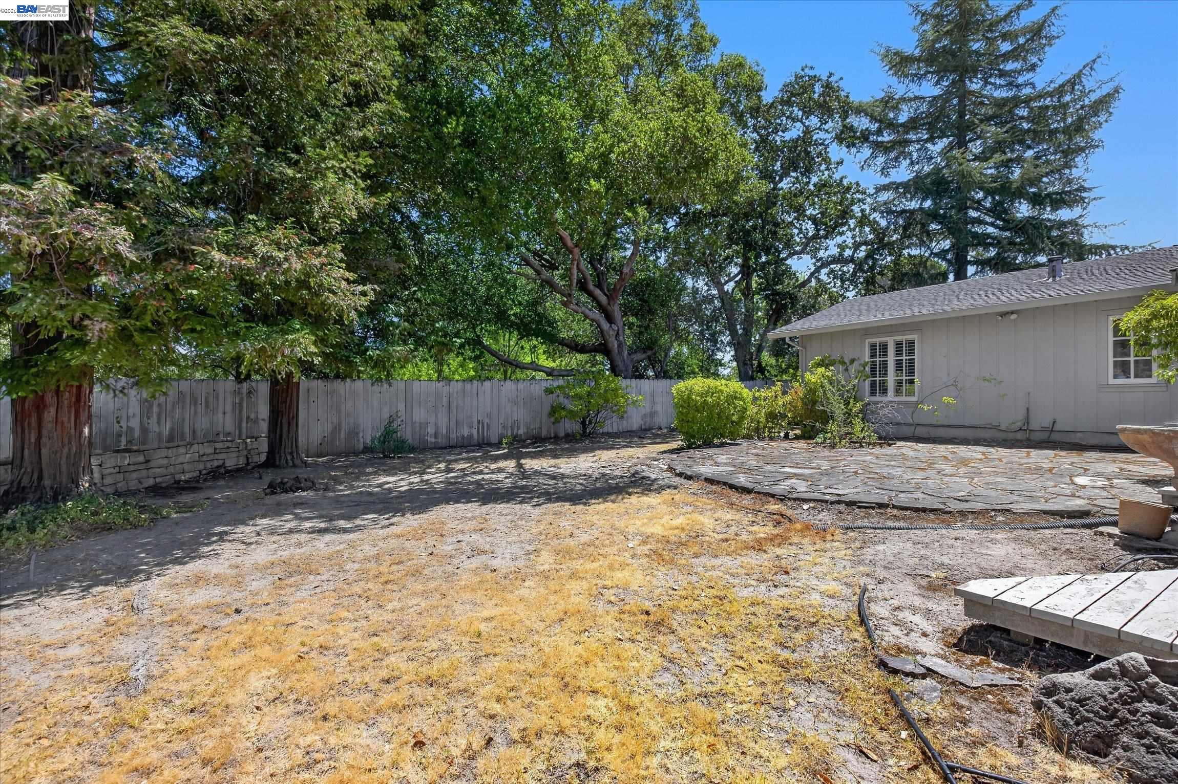 16 Crest Estate Dr