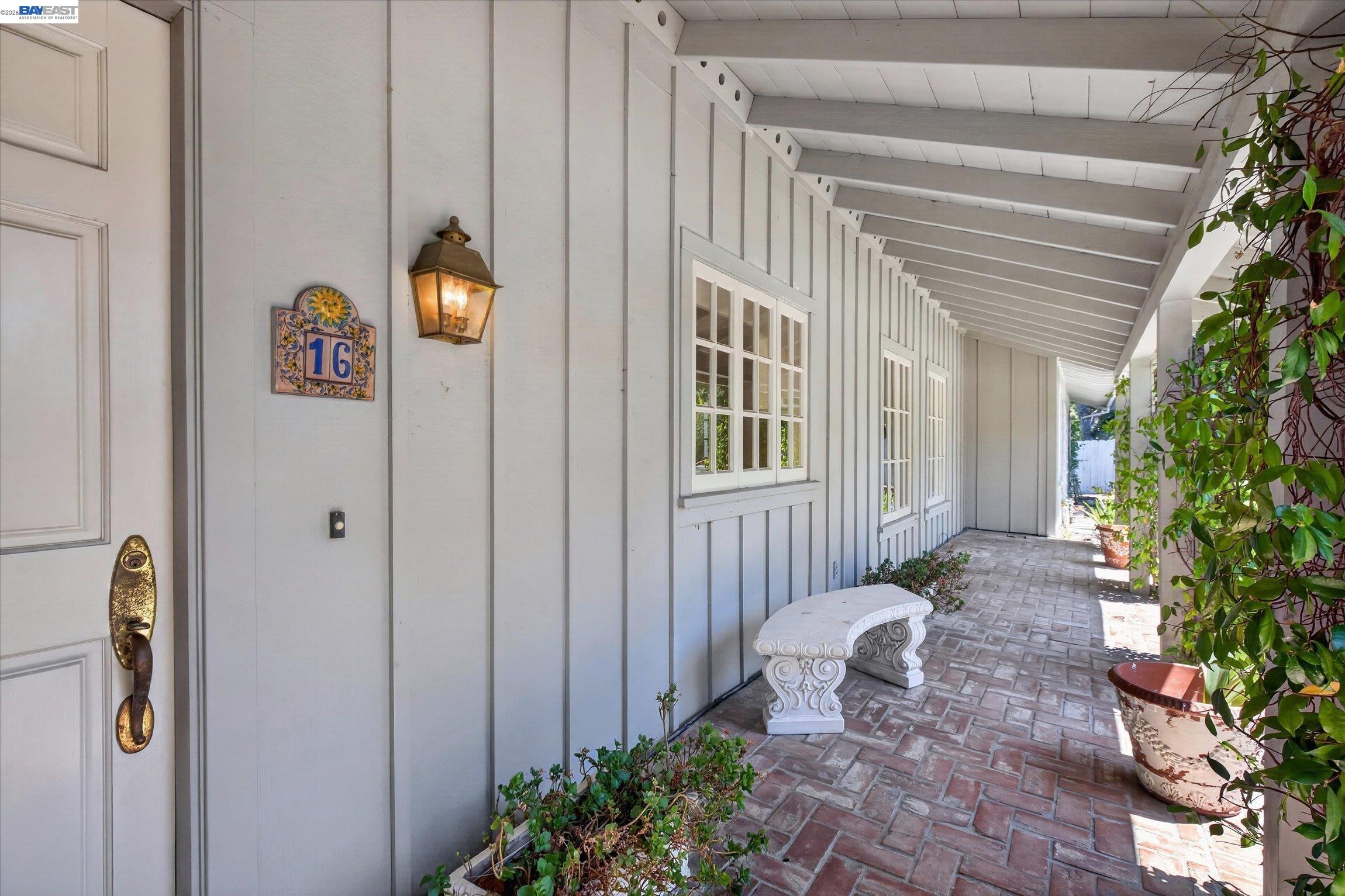 16 Crest Estate Dr