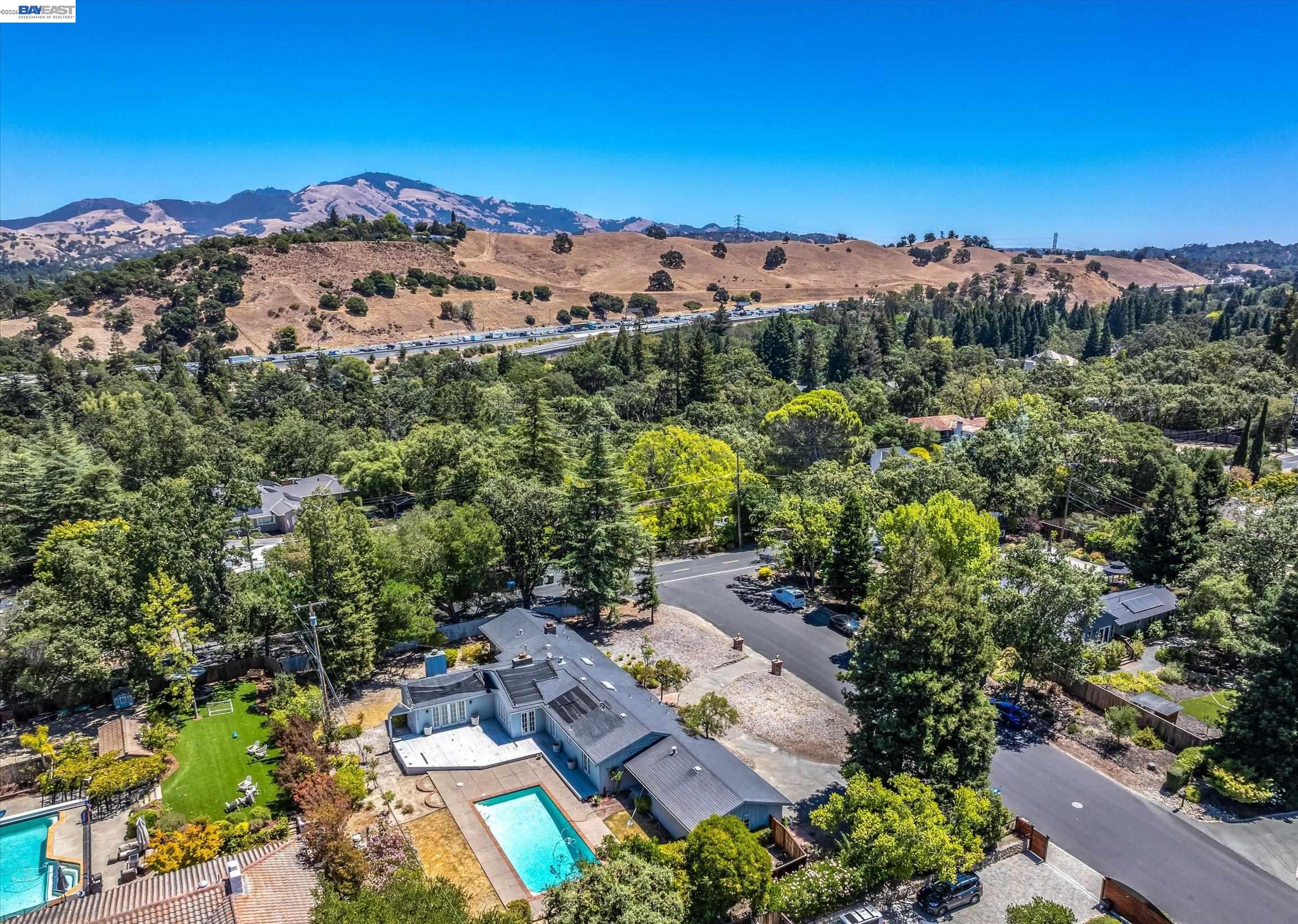 16 Crest Estate Dr