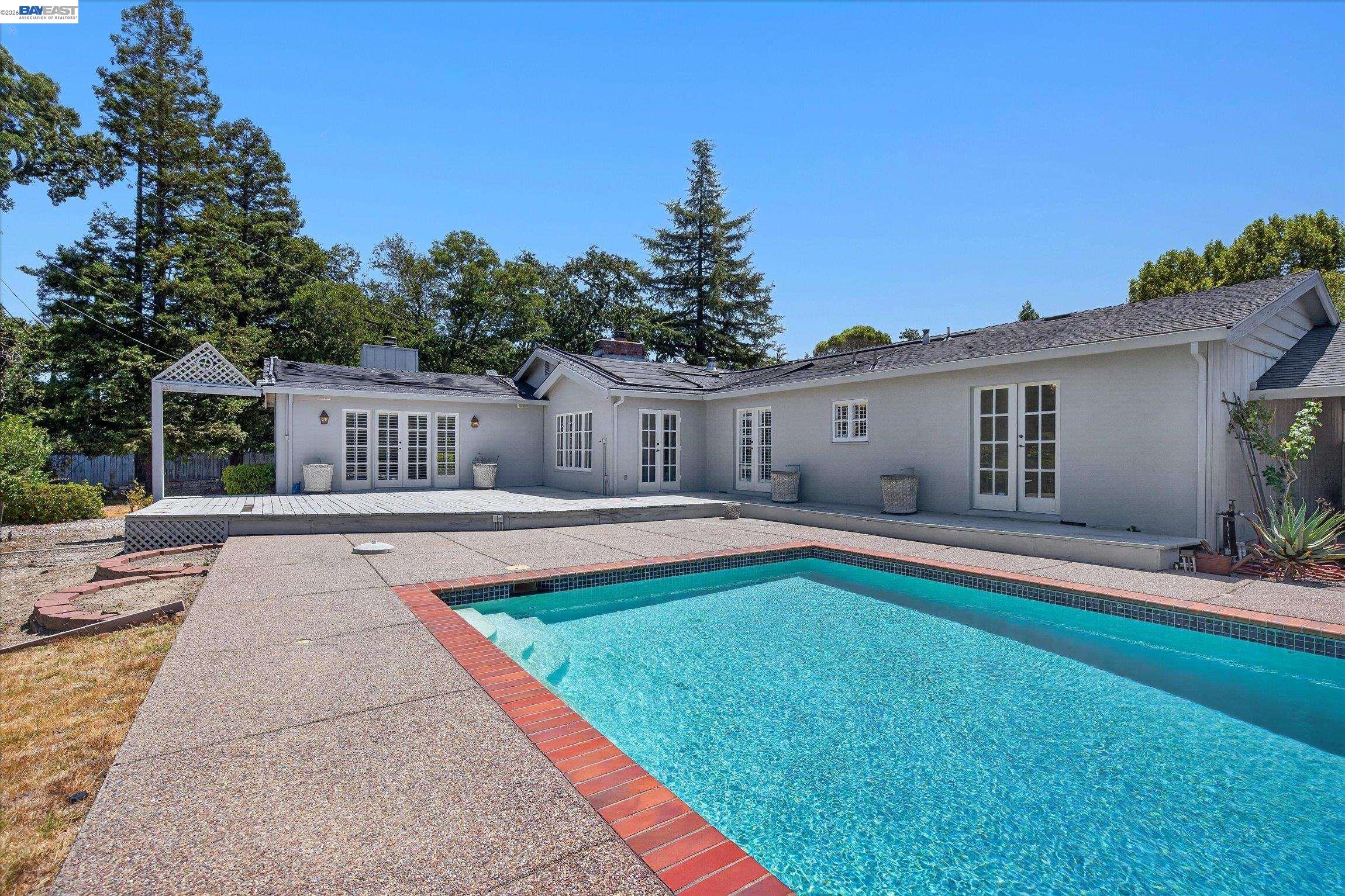 16 Crest Estate Dr