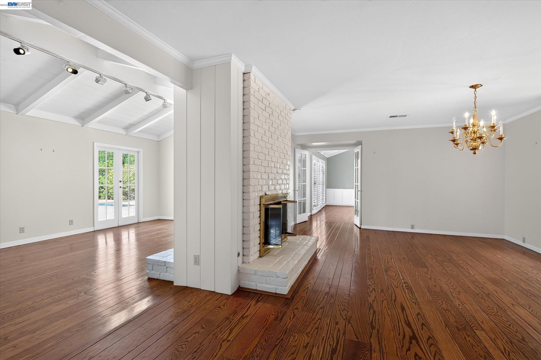 16 Crest Estate Dr