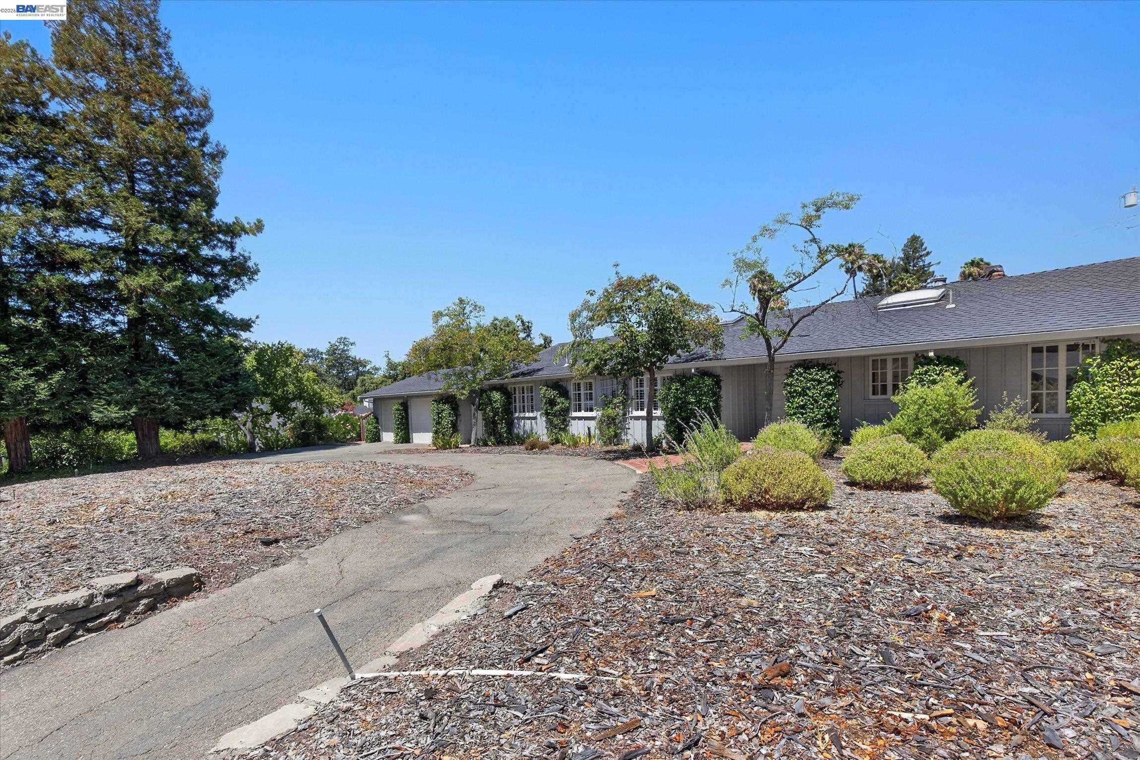 16 Crest Estate Dr