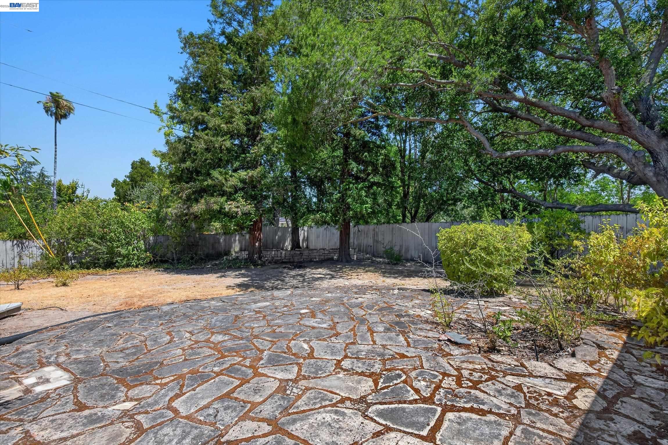 16 Crest Estate Dr