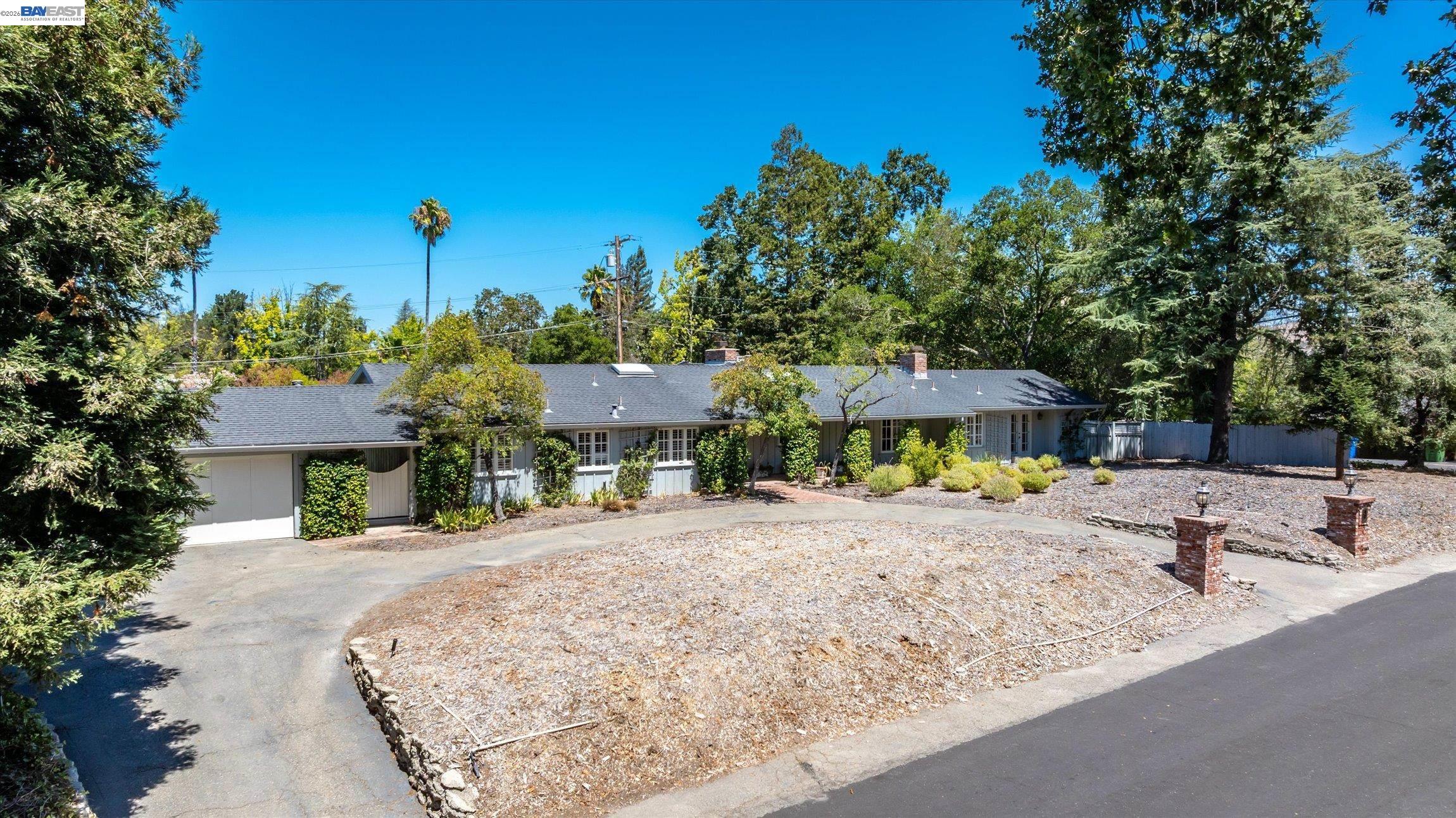 16 Crest Estate Dr