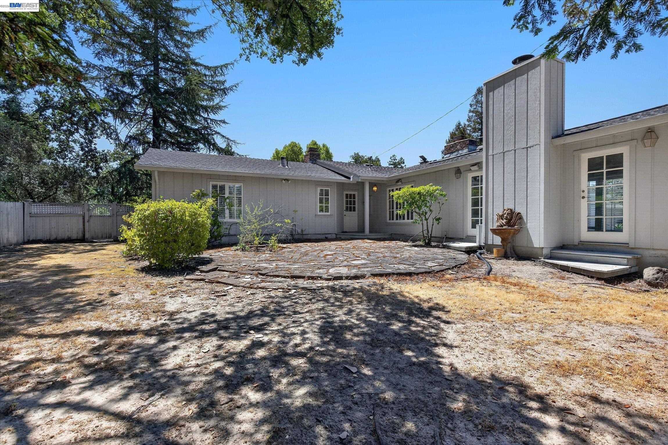 16 Crest Estate Dr
