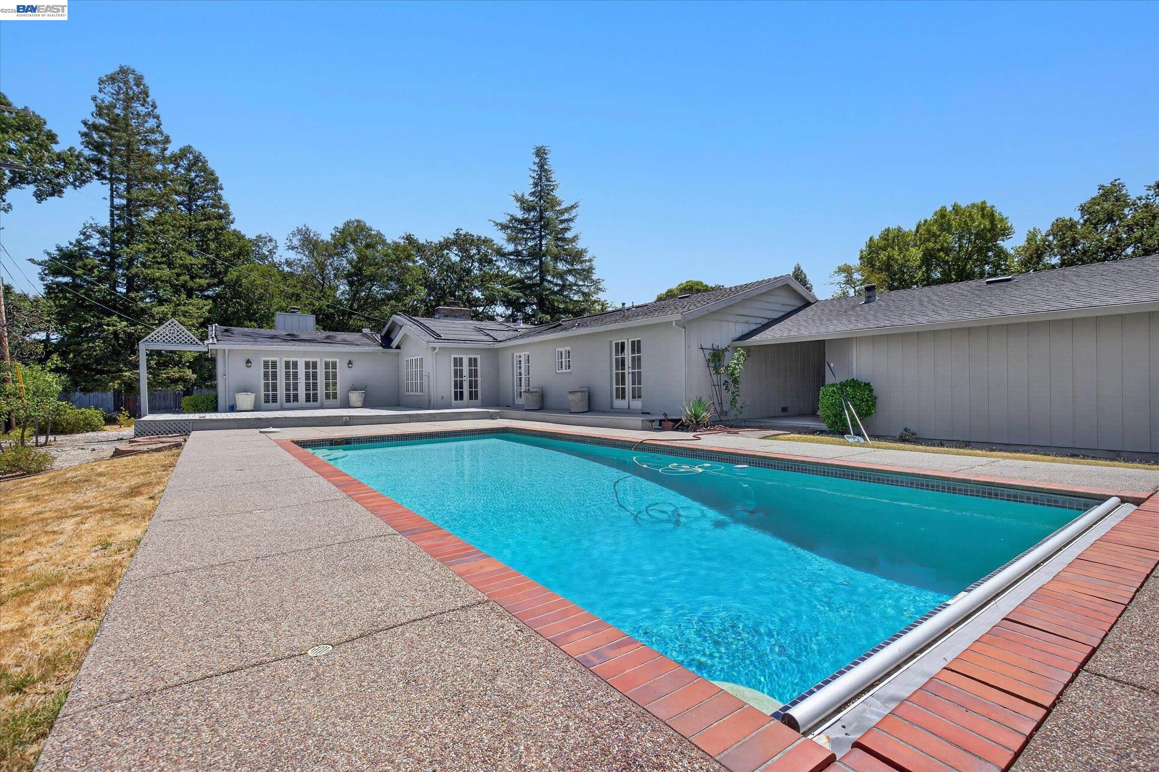 16 Crest Estate Dr