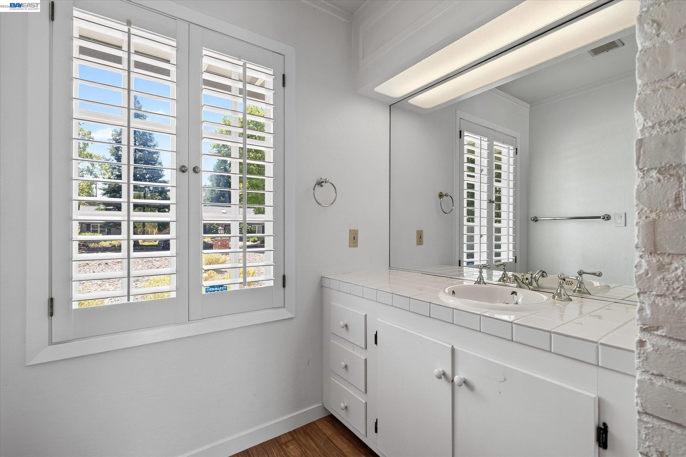 16 Crest Estate Dr