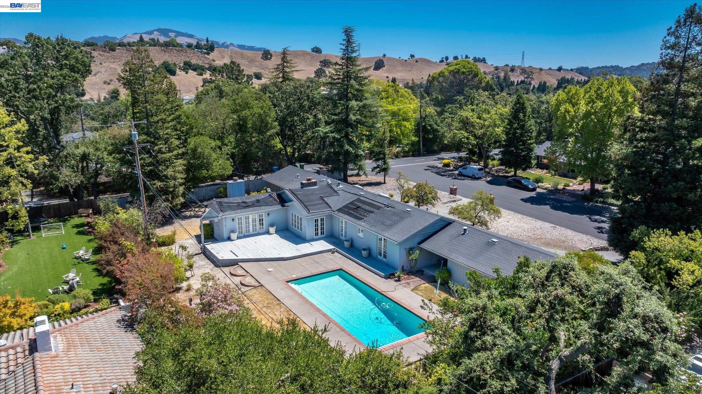 16 Crest Estate Dr