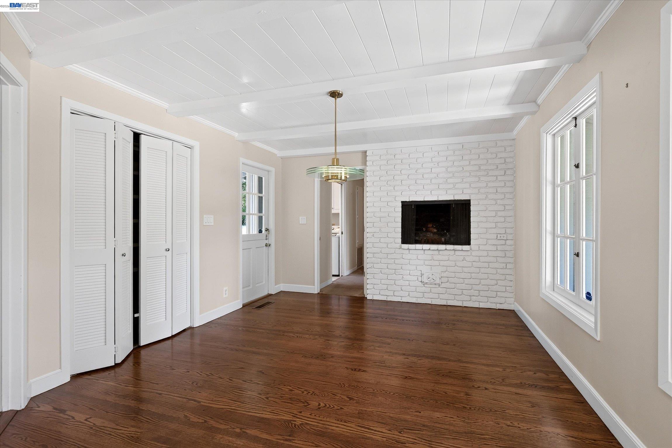 16 Crest Estate Dr