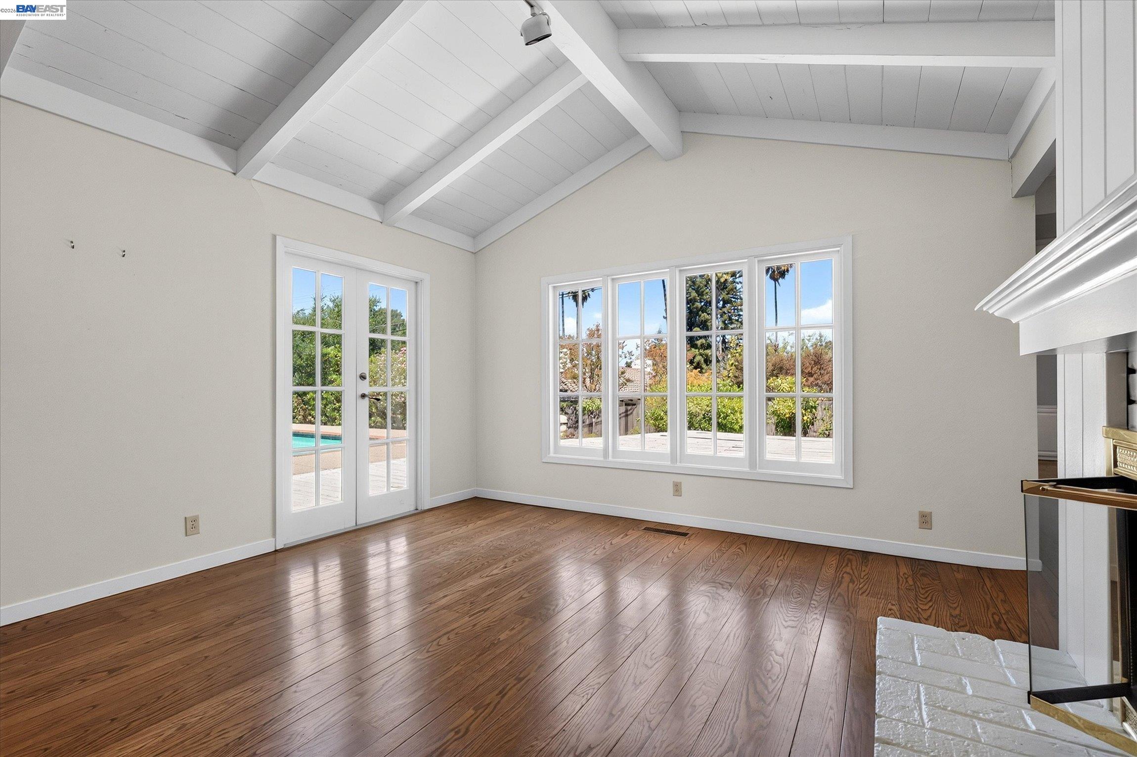16 Crest Estate Dr