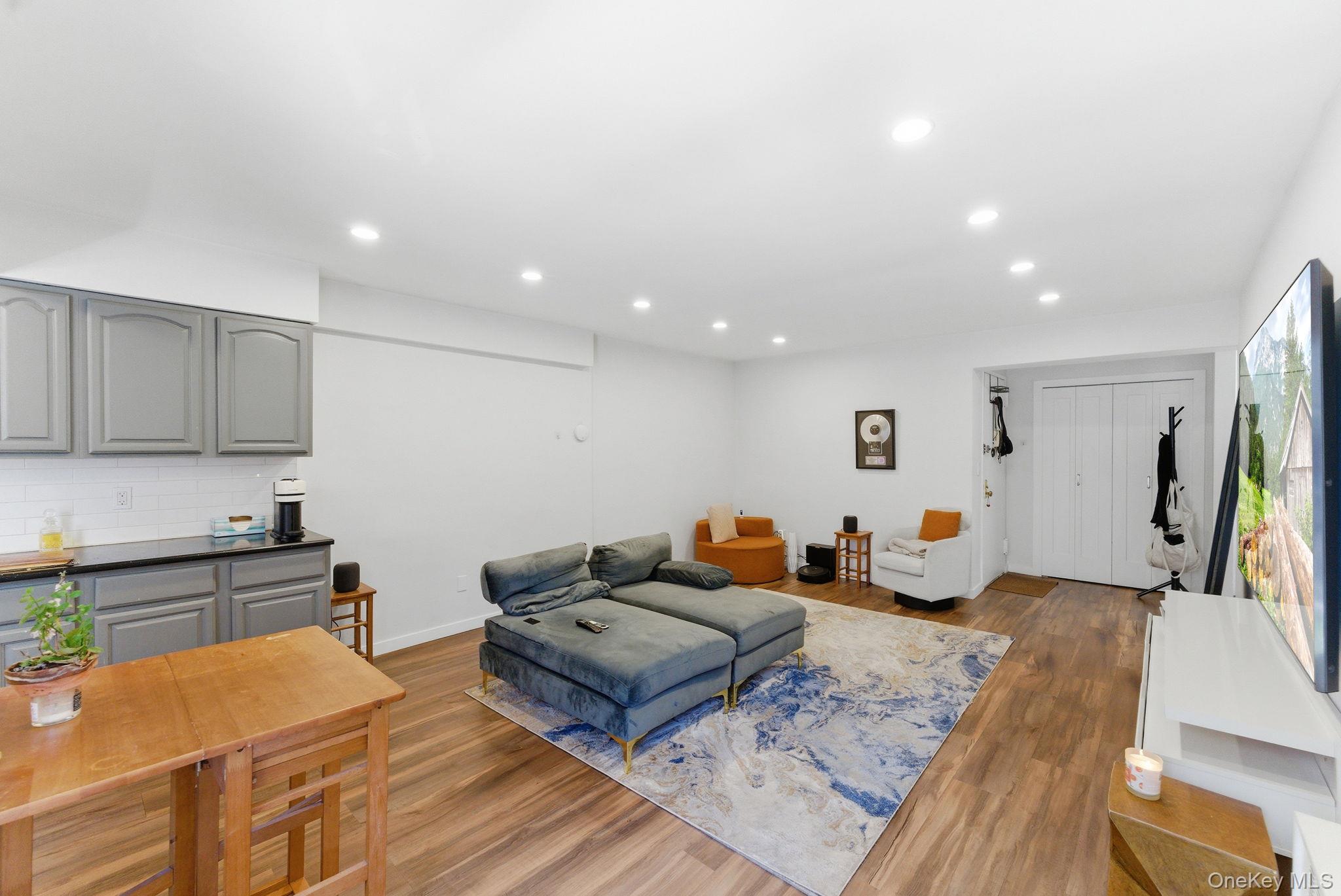 250 N Broadway Unit: 5B