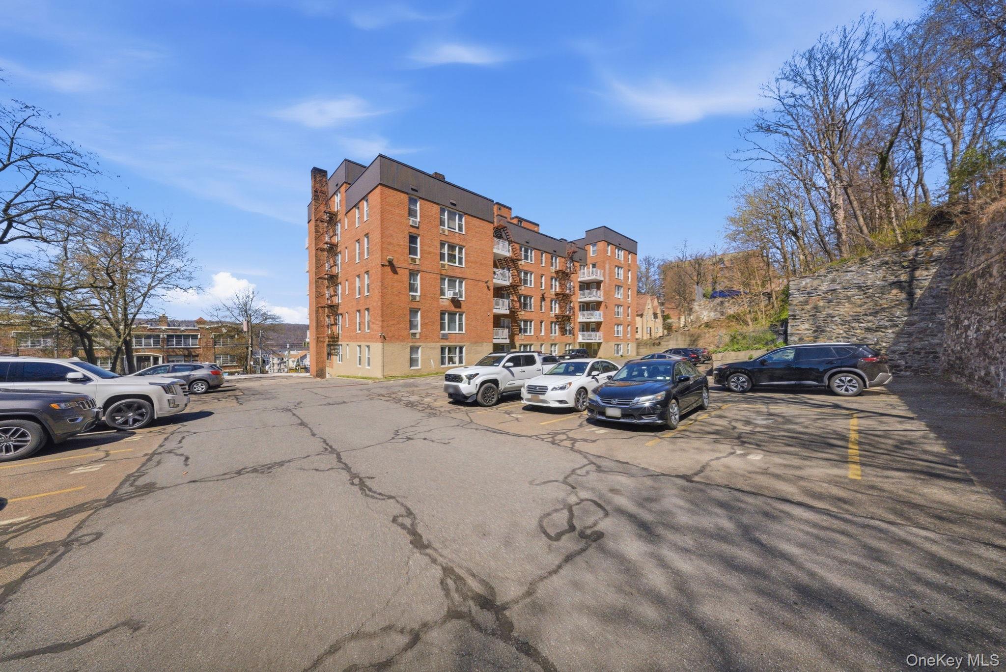 250 N Broadway Unit: 5B