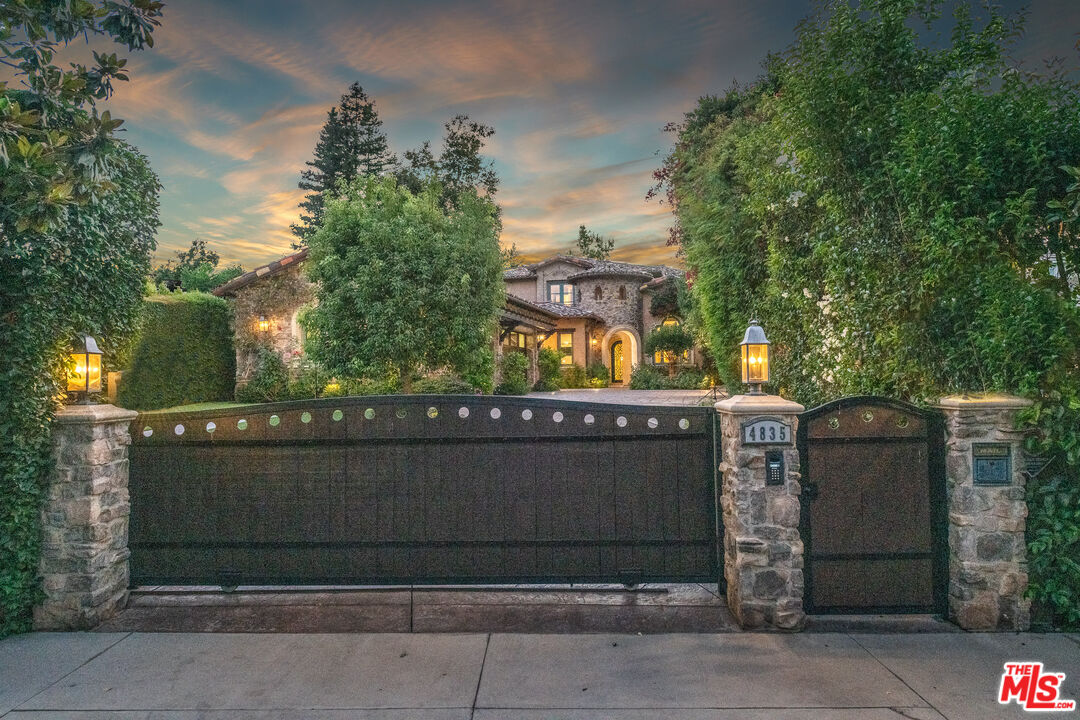 4835 Oak Park Ave