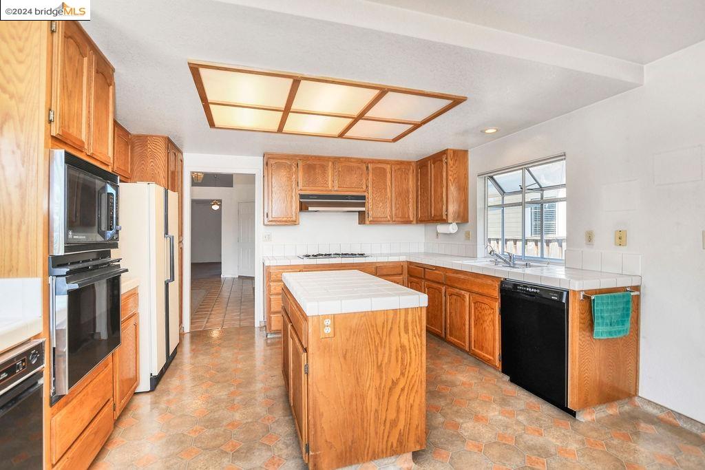 2231 Colonial Ct