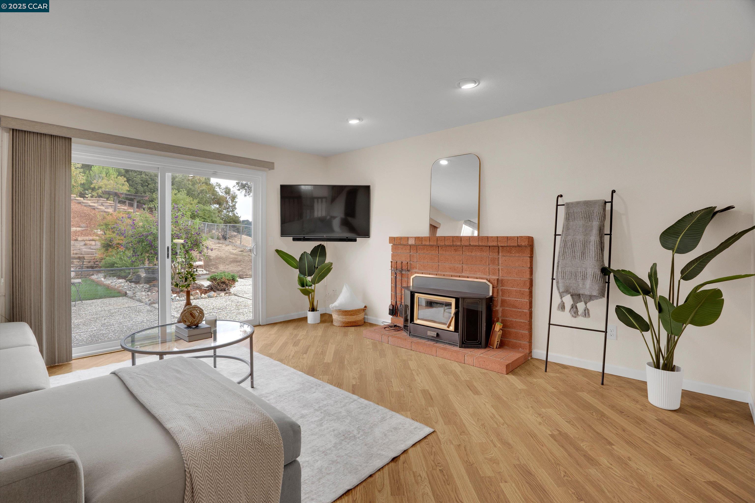 1112 Dennis Ct