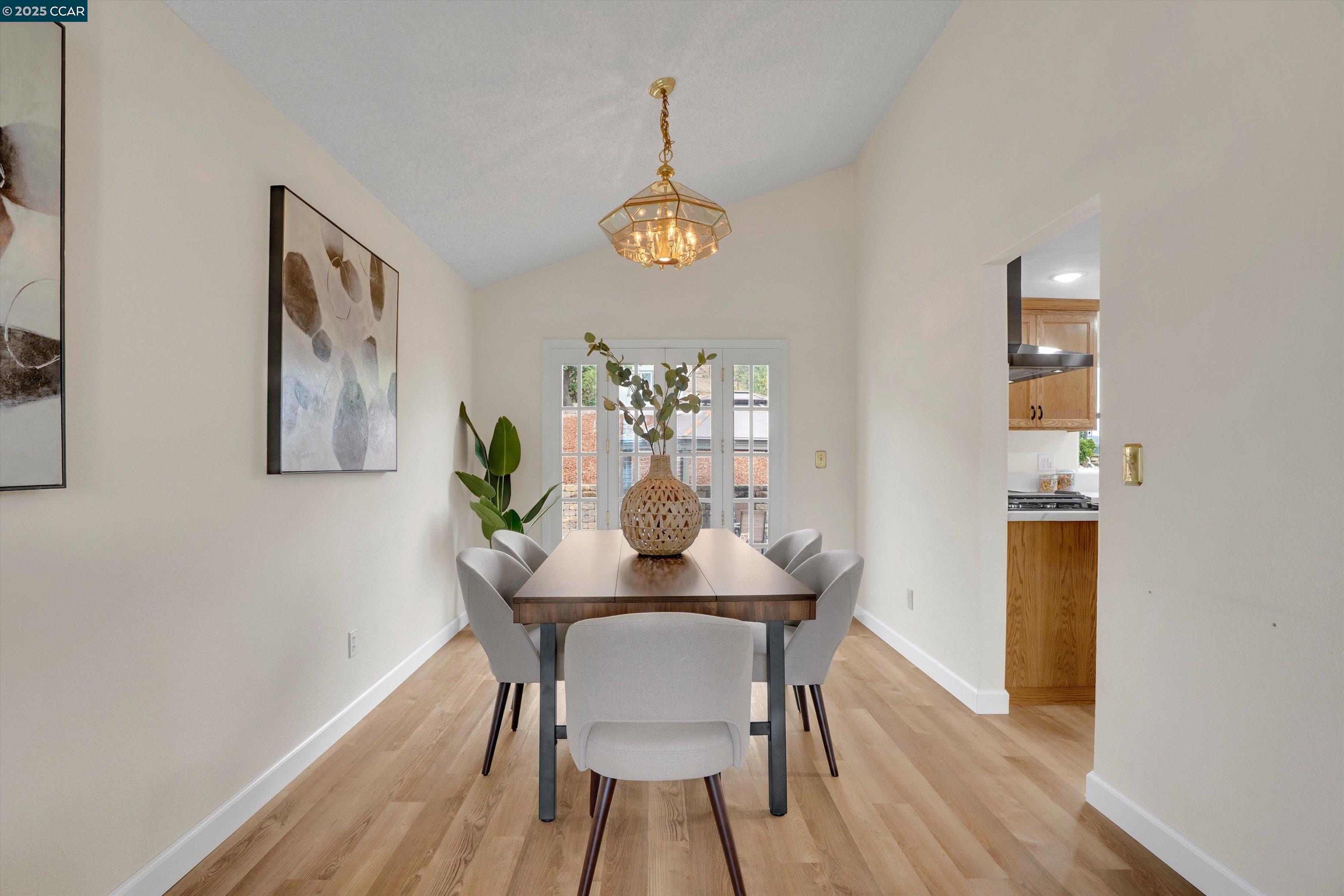 1112 Dennis Ct