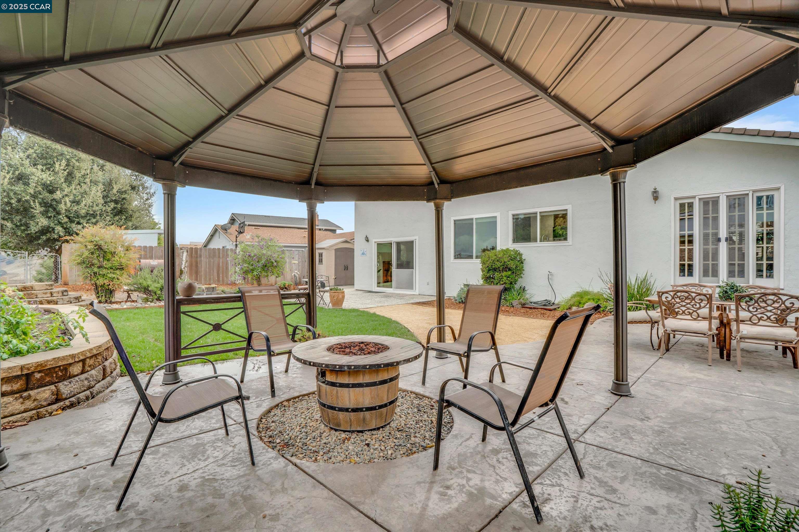 1112 Dennis Ct