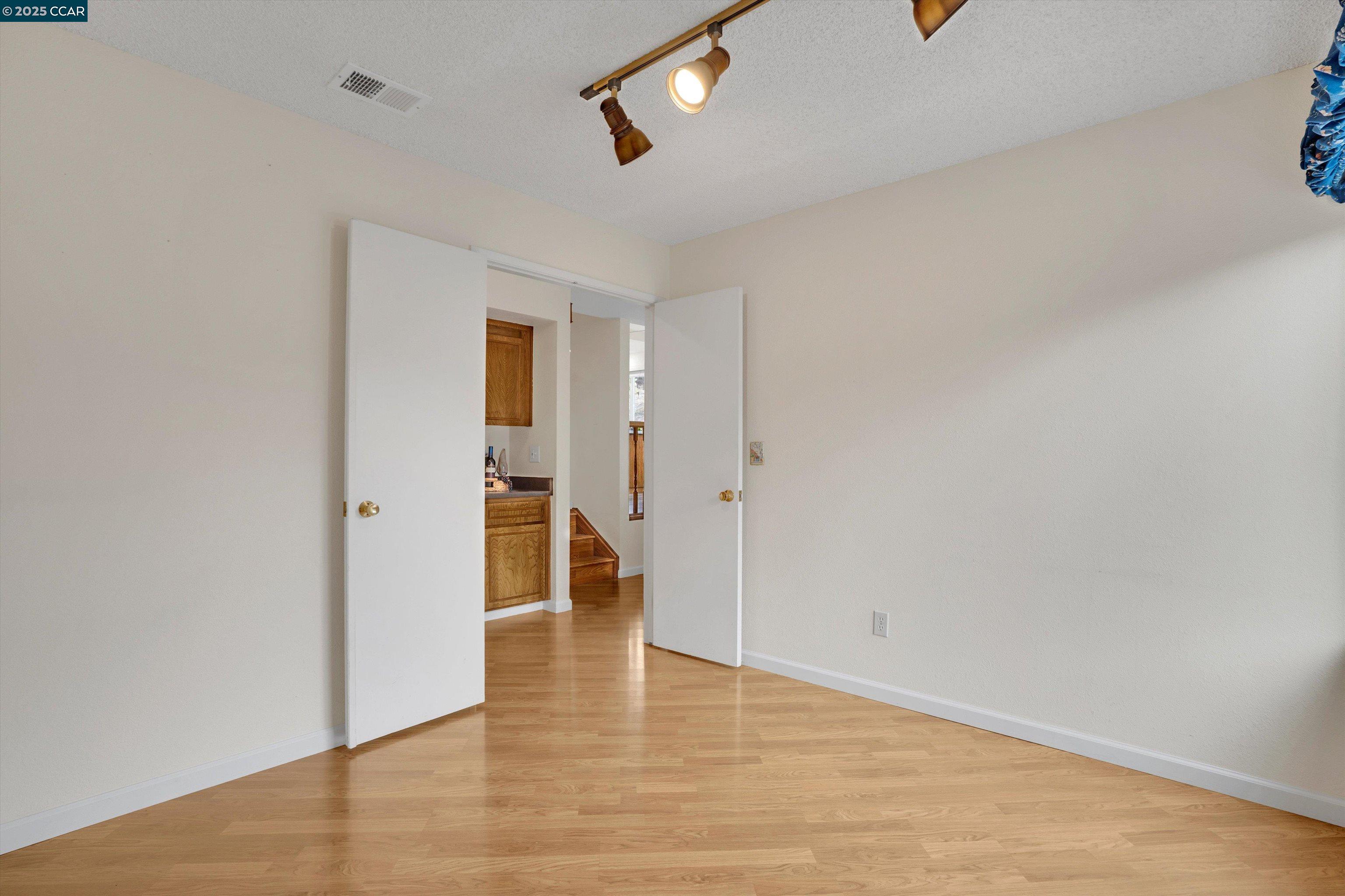 1112 Dennis Ct