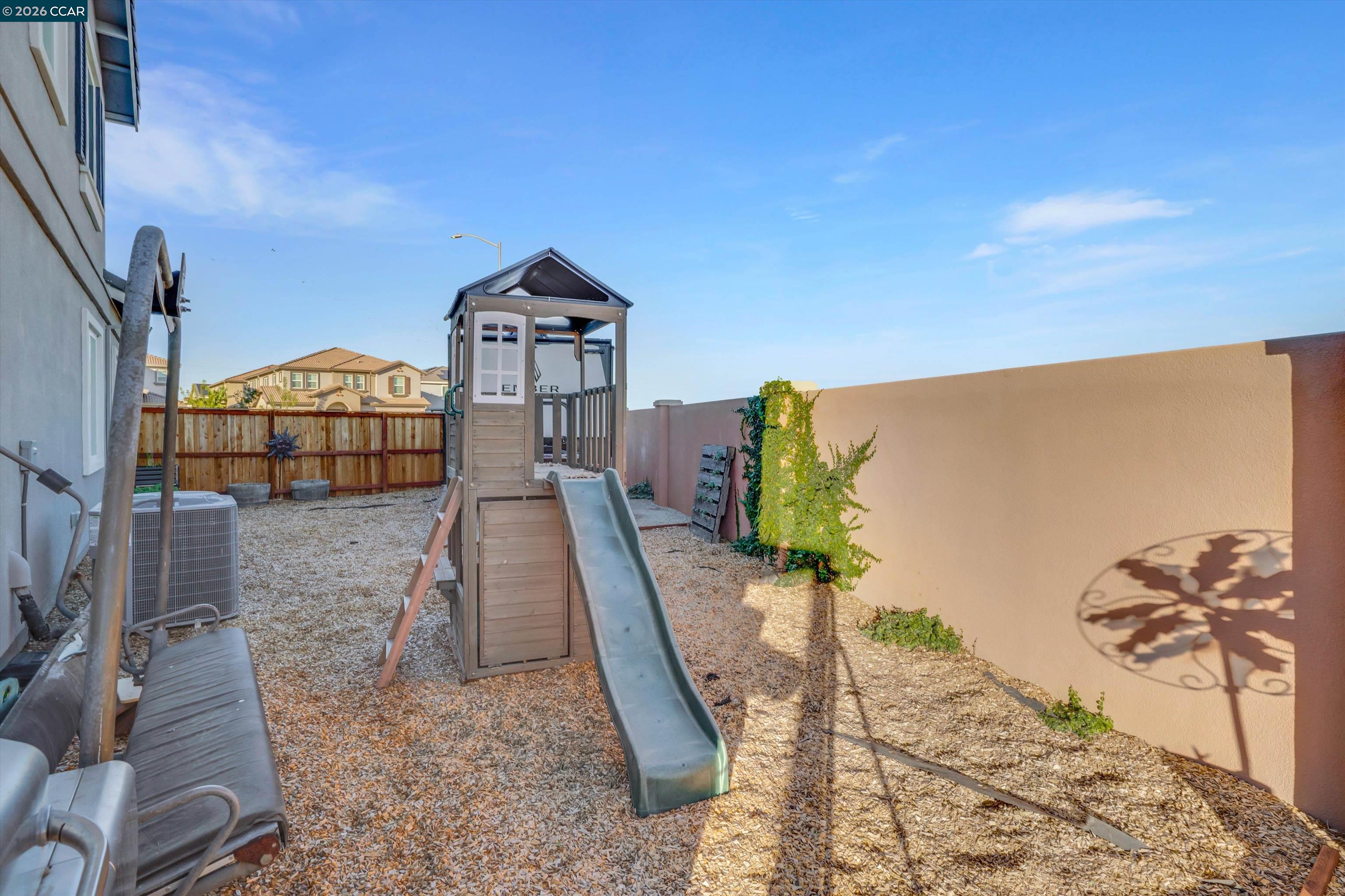 2037 Shrike Ct