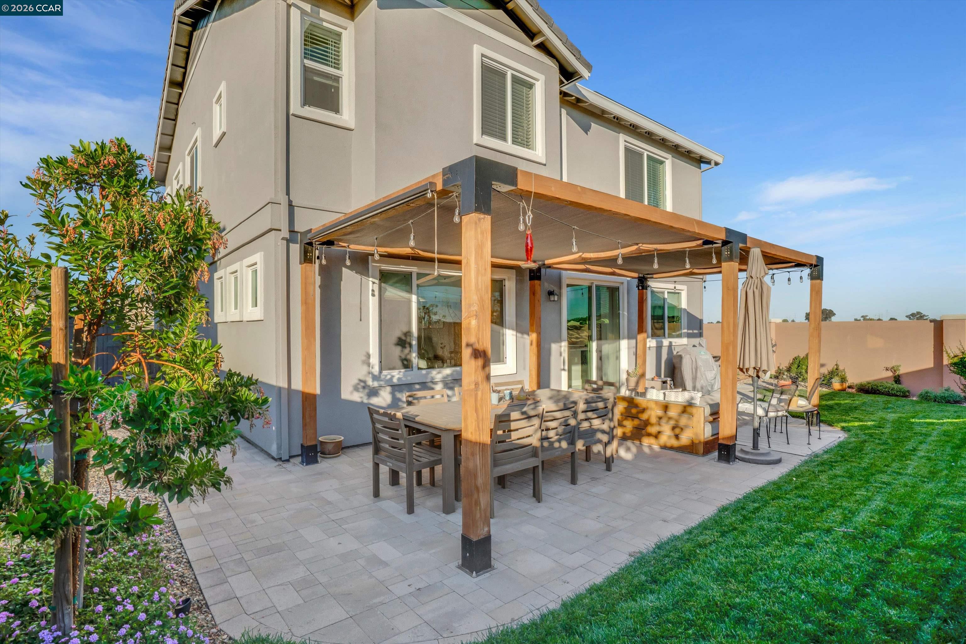 2037 Shrike Ct