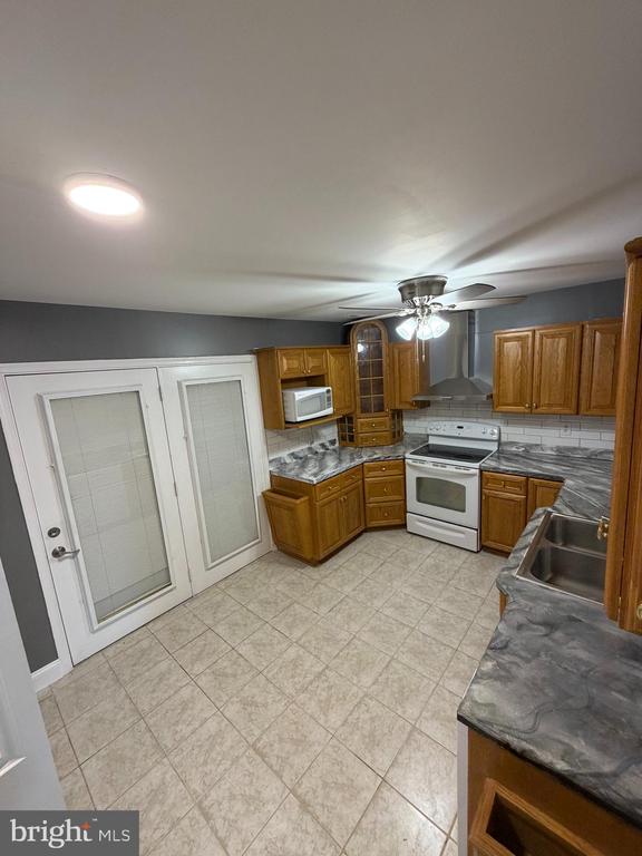 23 HOLCUMB COURT