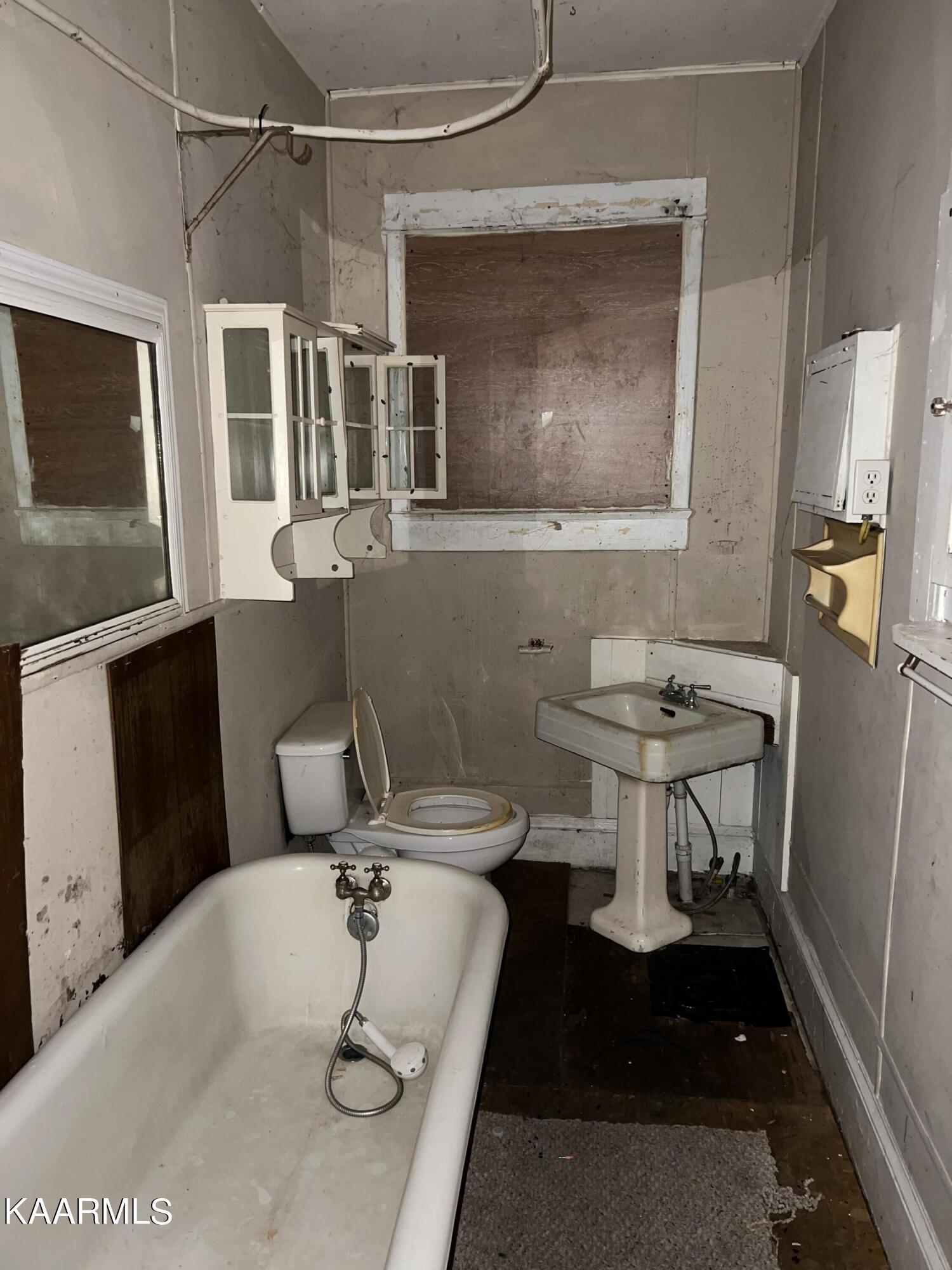 607 S Indiana Ave, LaFollette