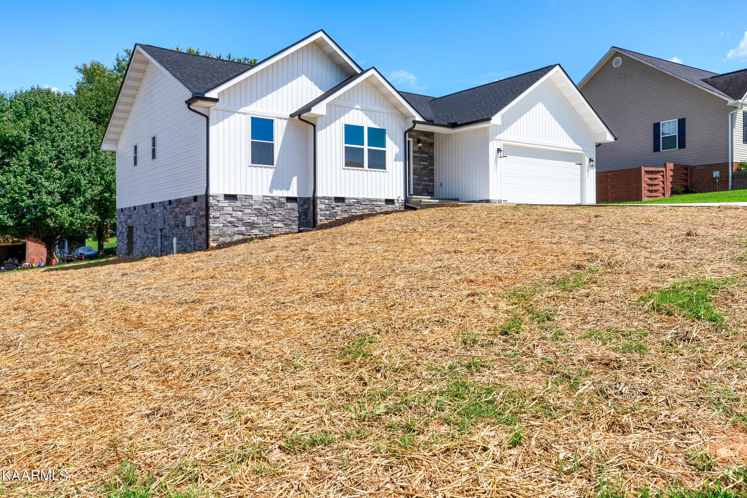 121 West Drive, LaFollette