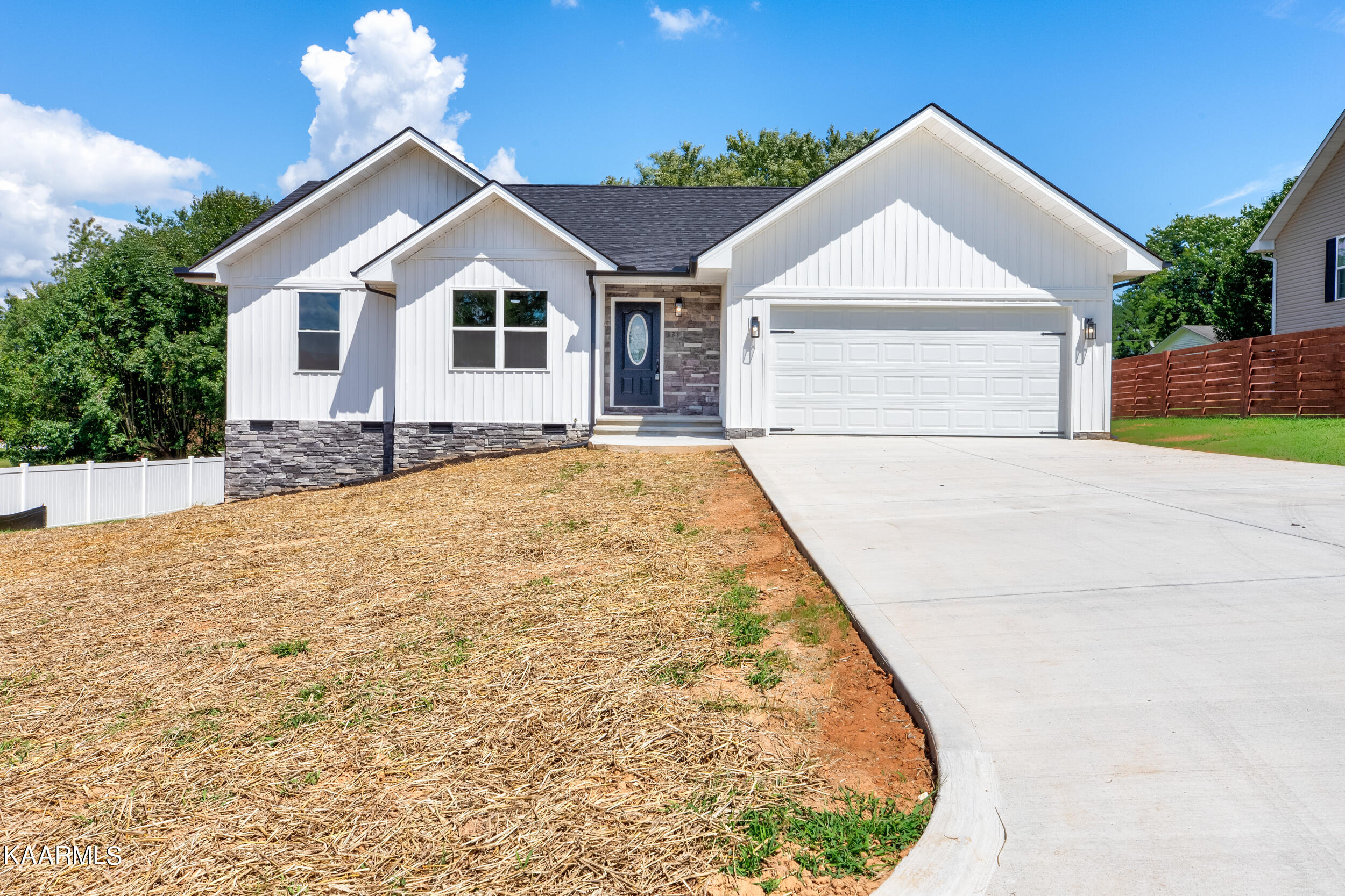 121 West Drive, LaFollette