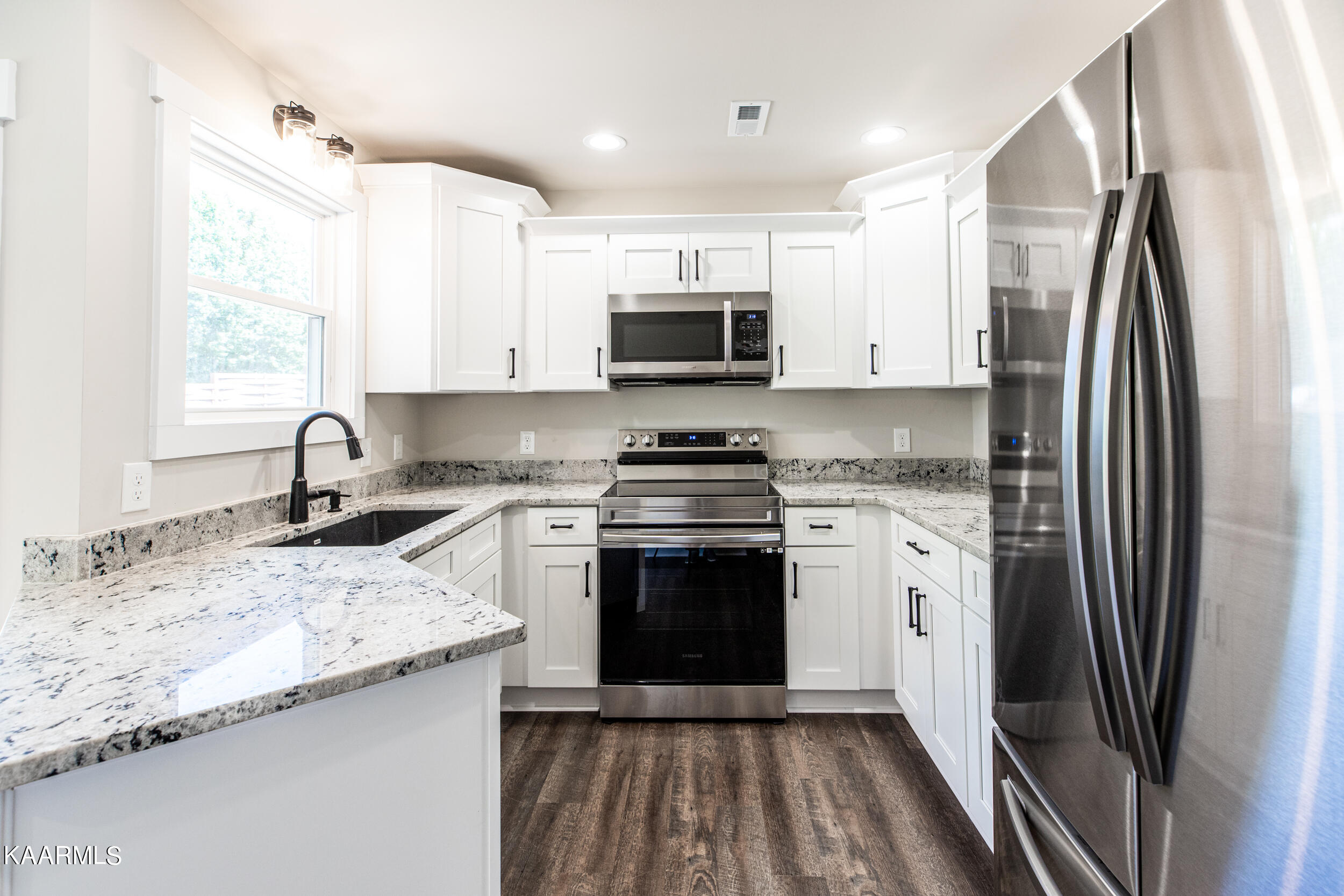 121 West Drive, LaFollette