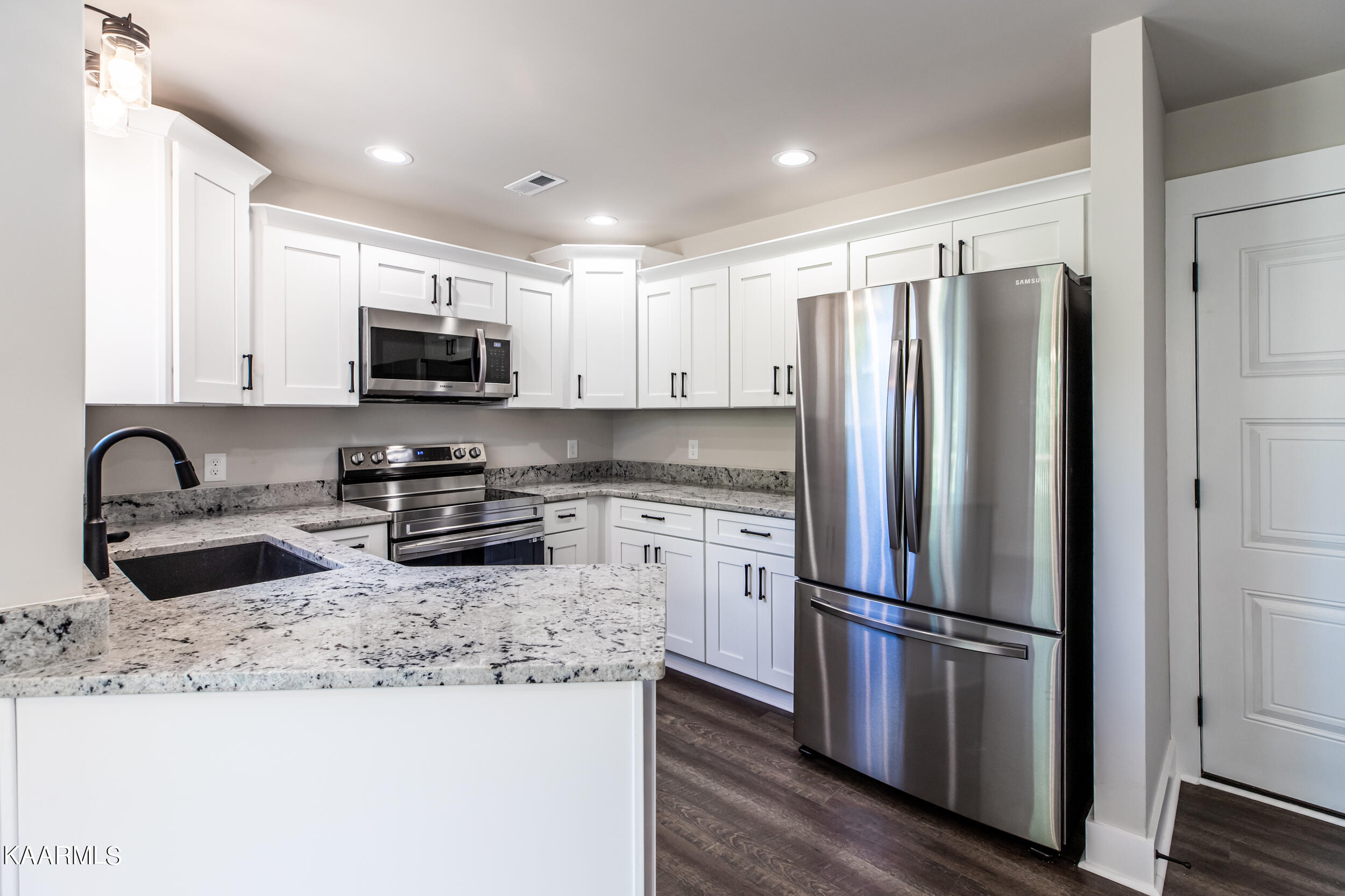 121 West Drive, LaFollette