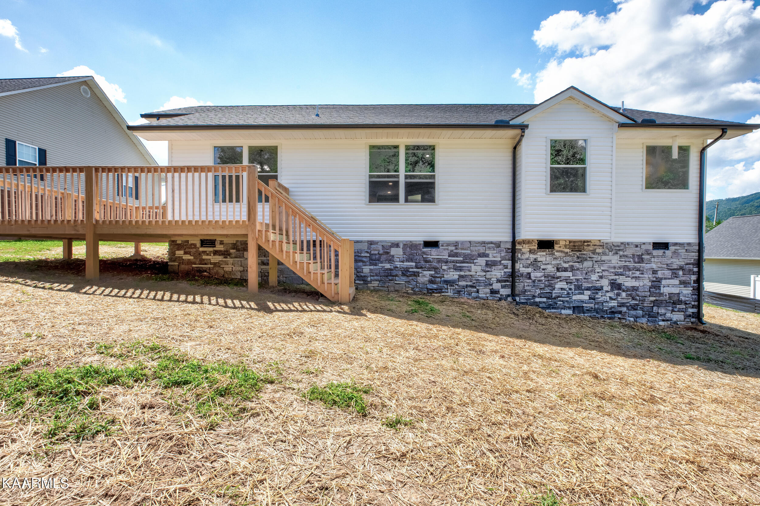 121 West Drive, LaFollette