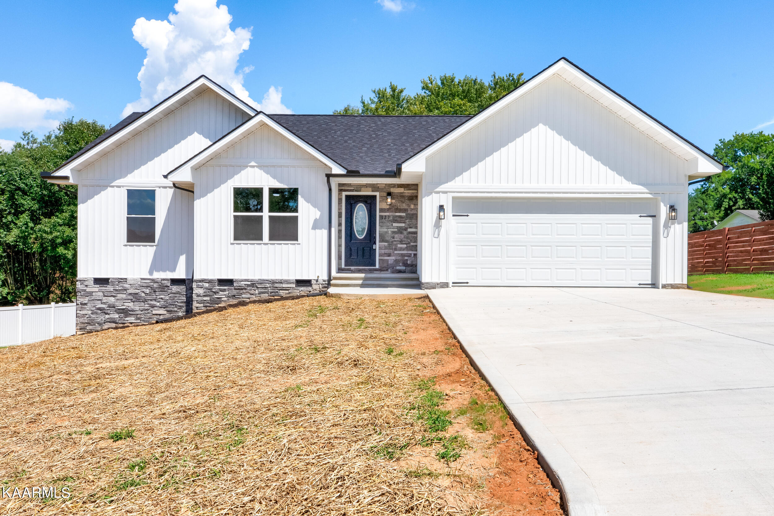 121 West Drive, LaFollette