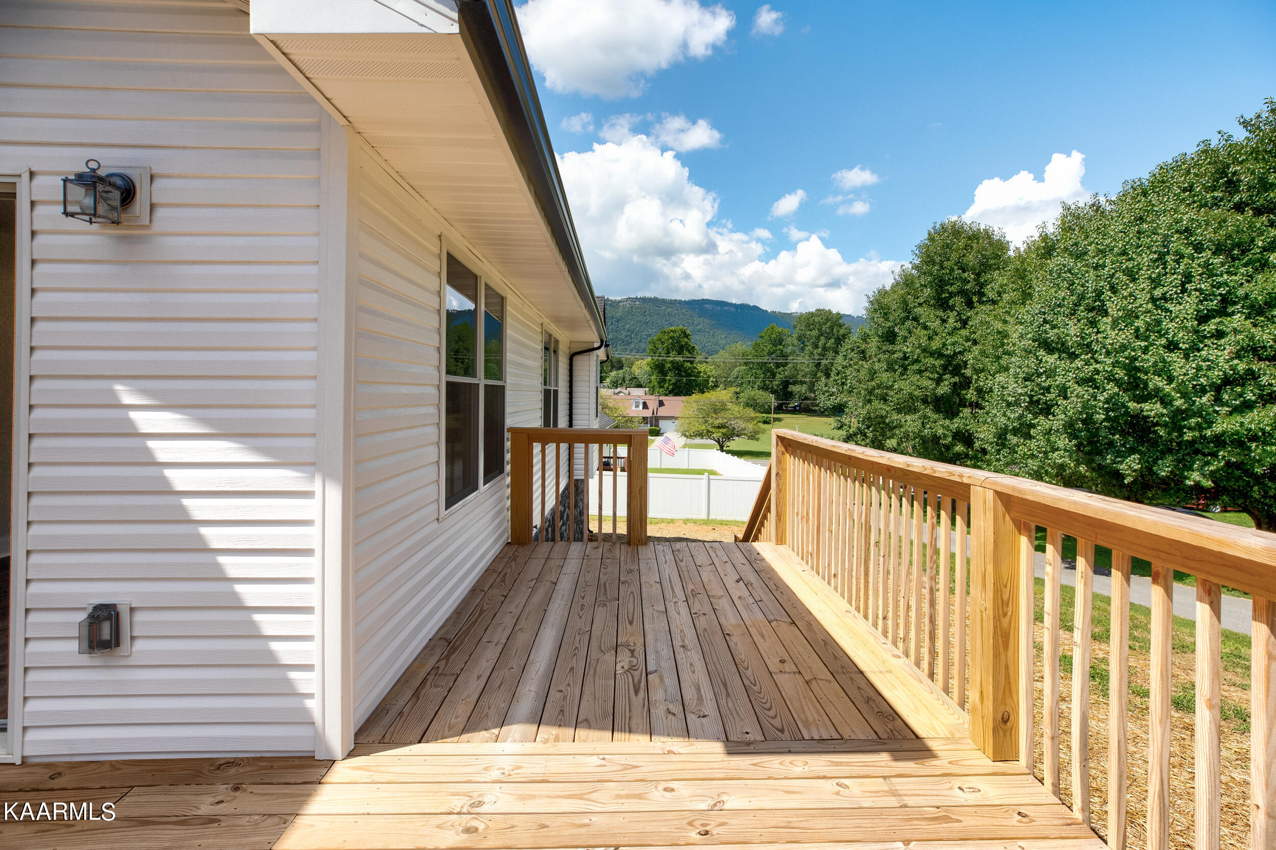 121 West Drive, LaFollette