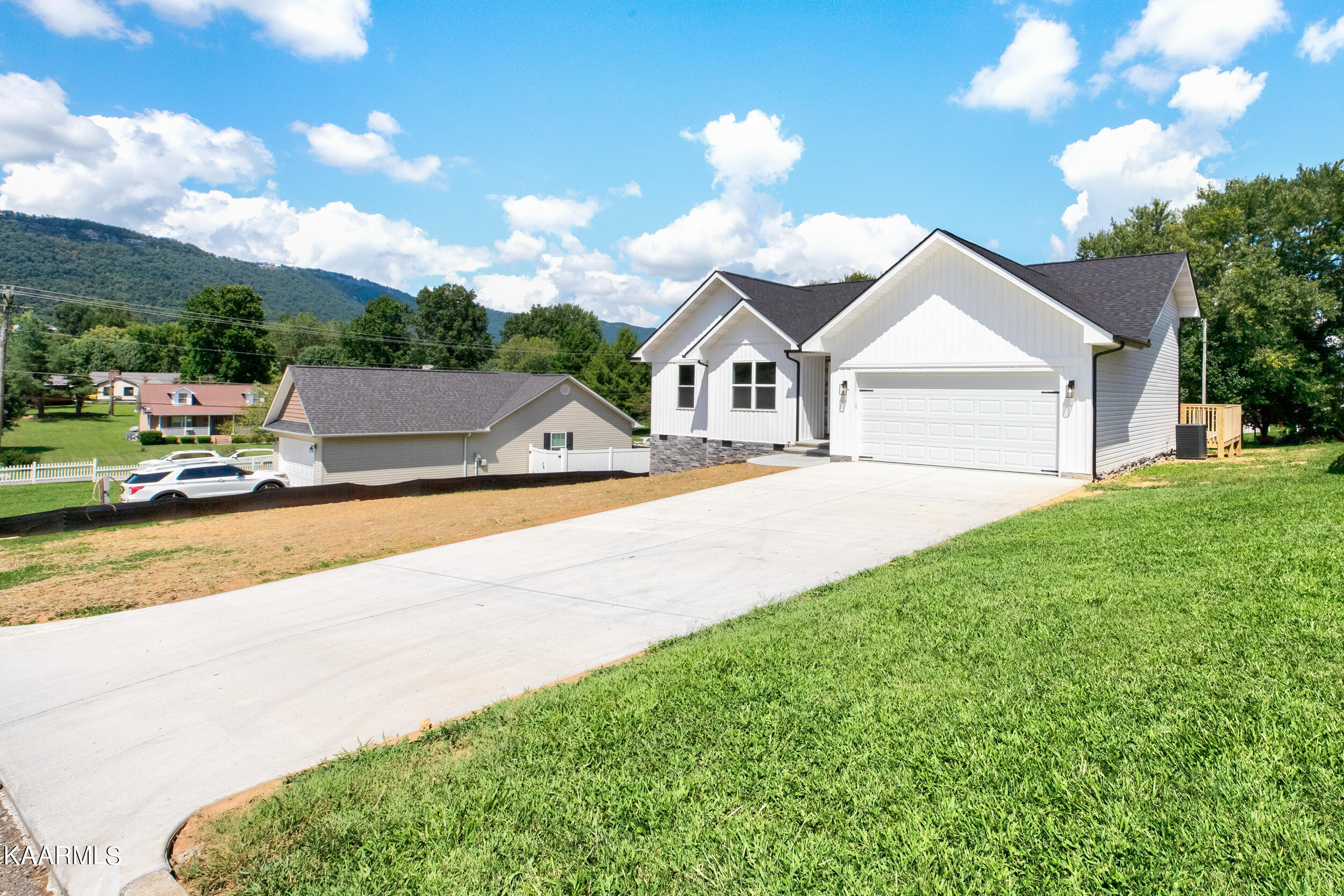 121 West Drive, LaFollette