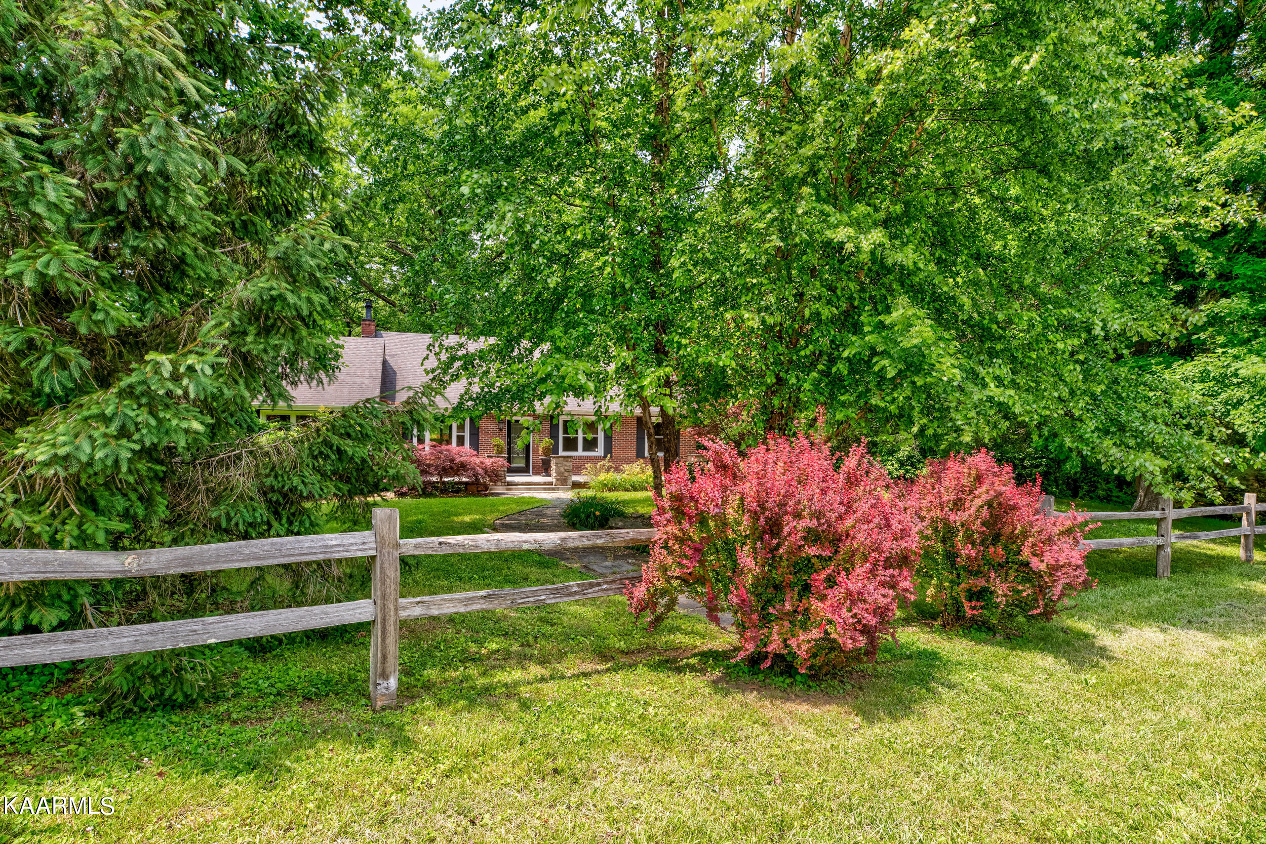 219 King Lane, LaFollette