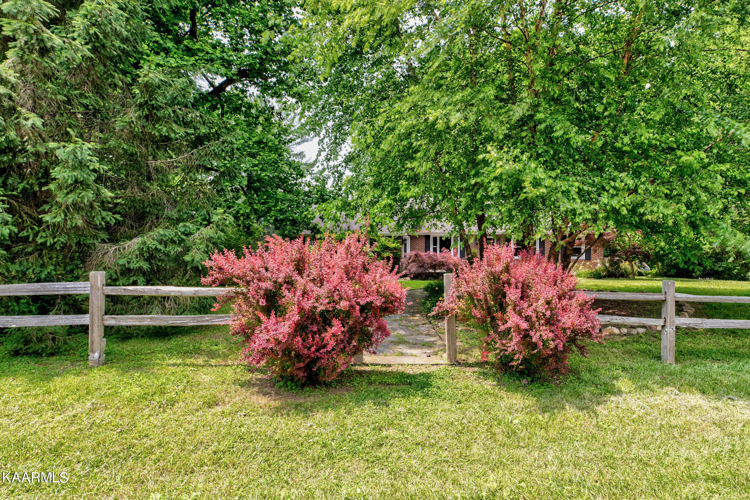 219 King Lane, LaFollette