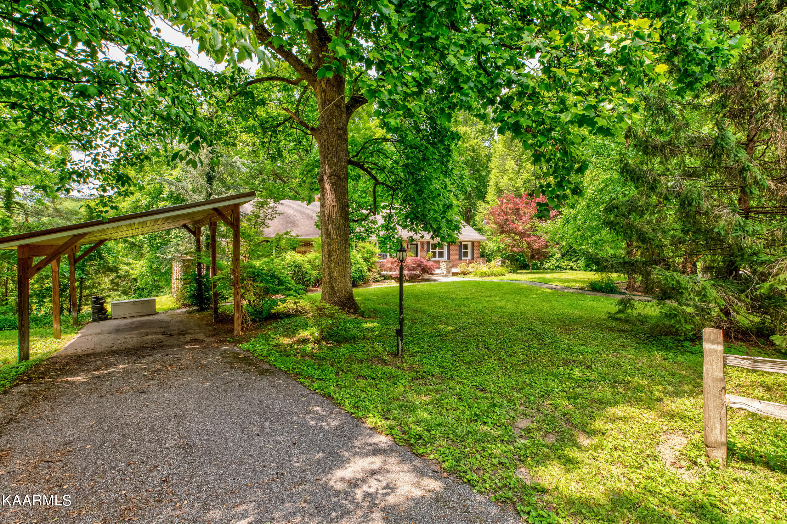 219 King Lane, LaFollette