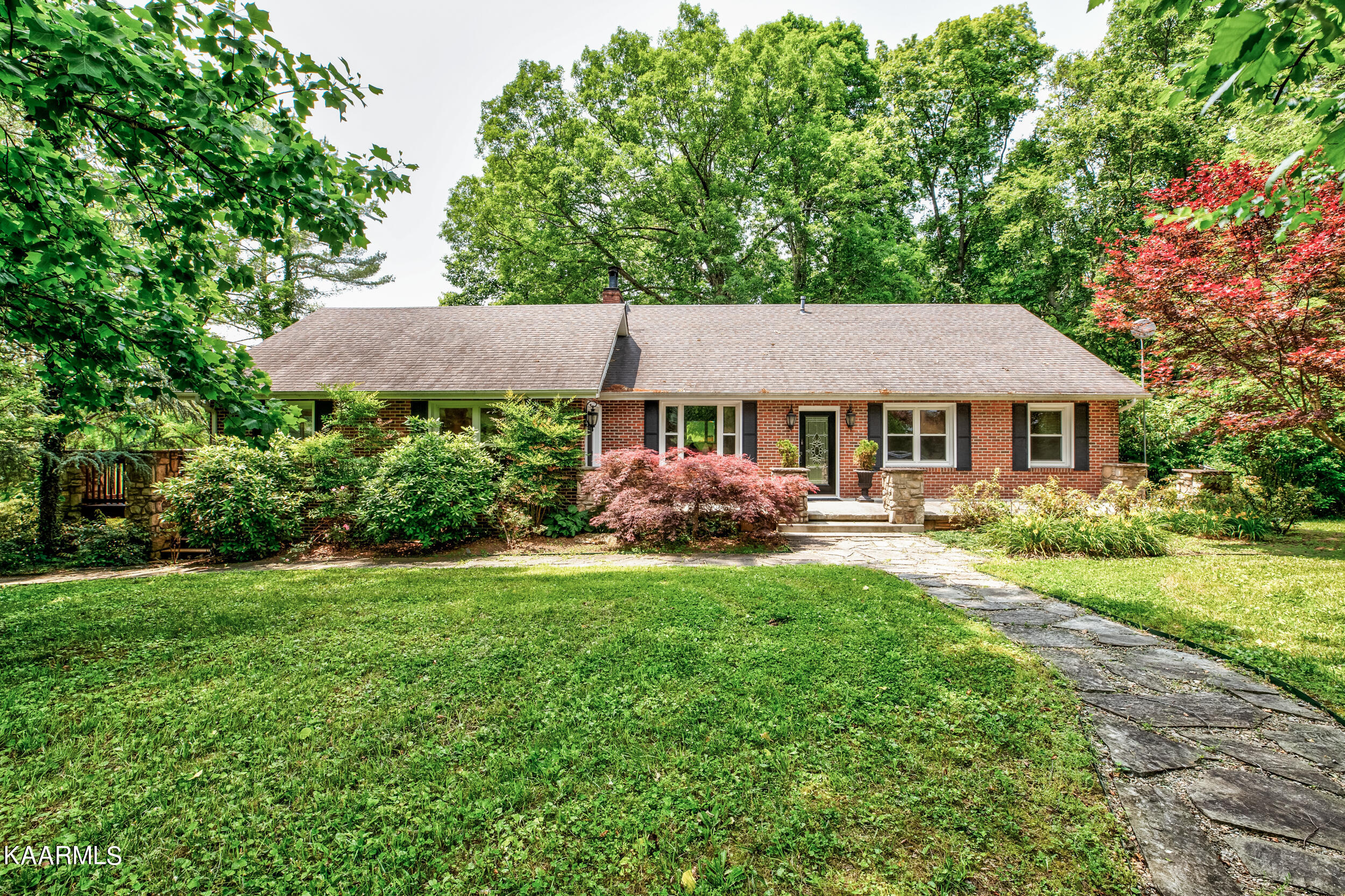 219 King Lane, LaFollette