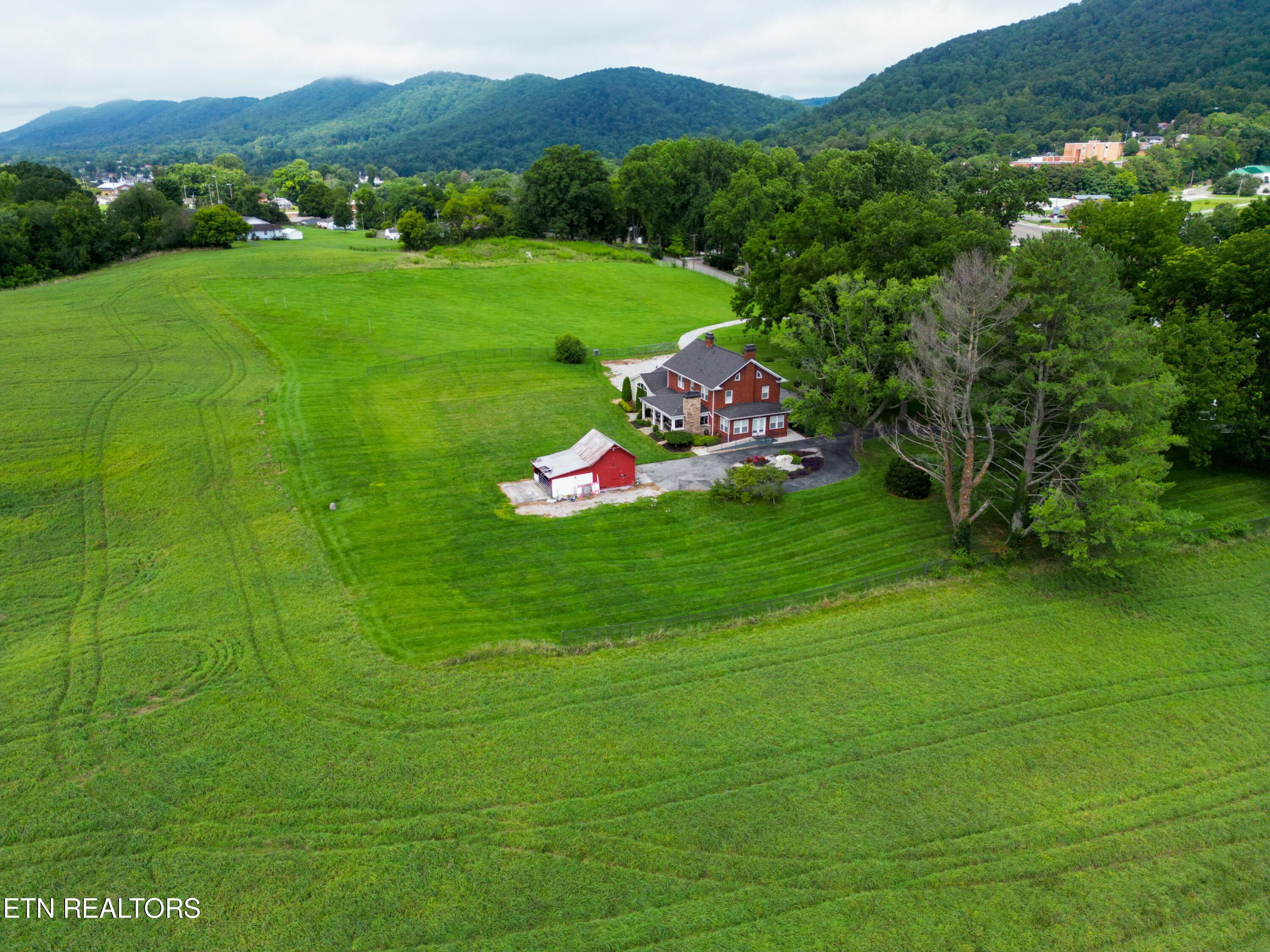 1120 E Elm St, LaFollette