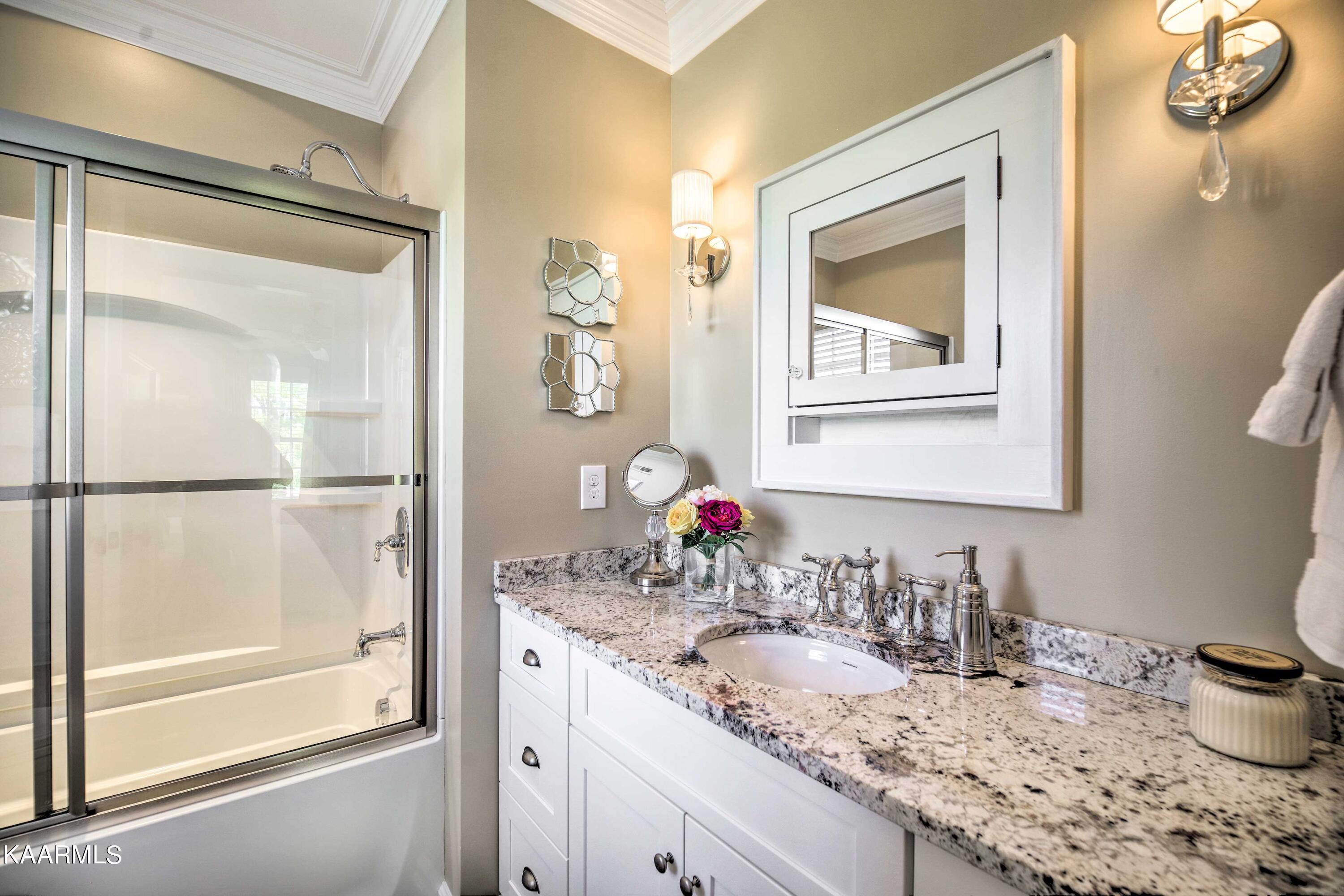 1120 E Elm St, LaFollette