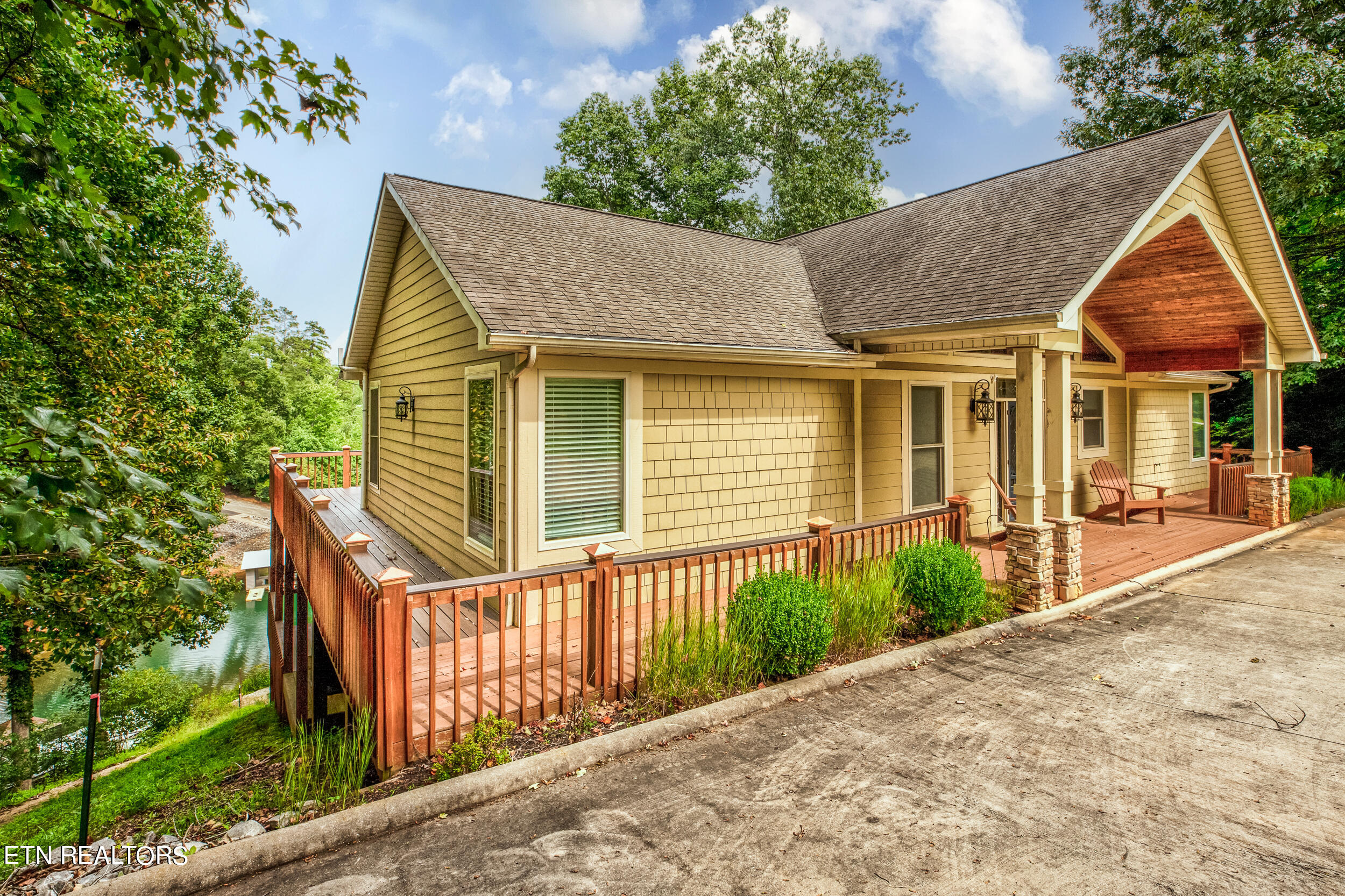 765 Deerfield Way, LaFollette