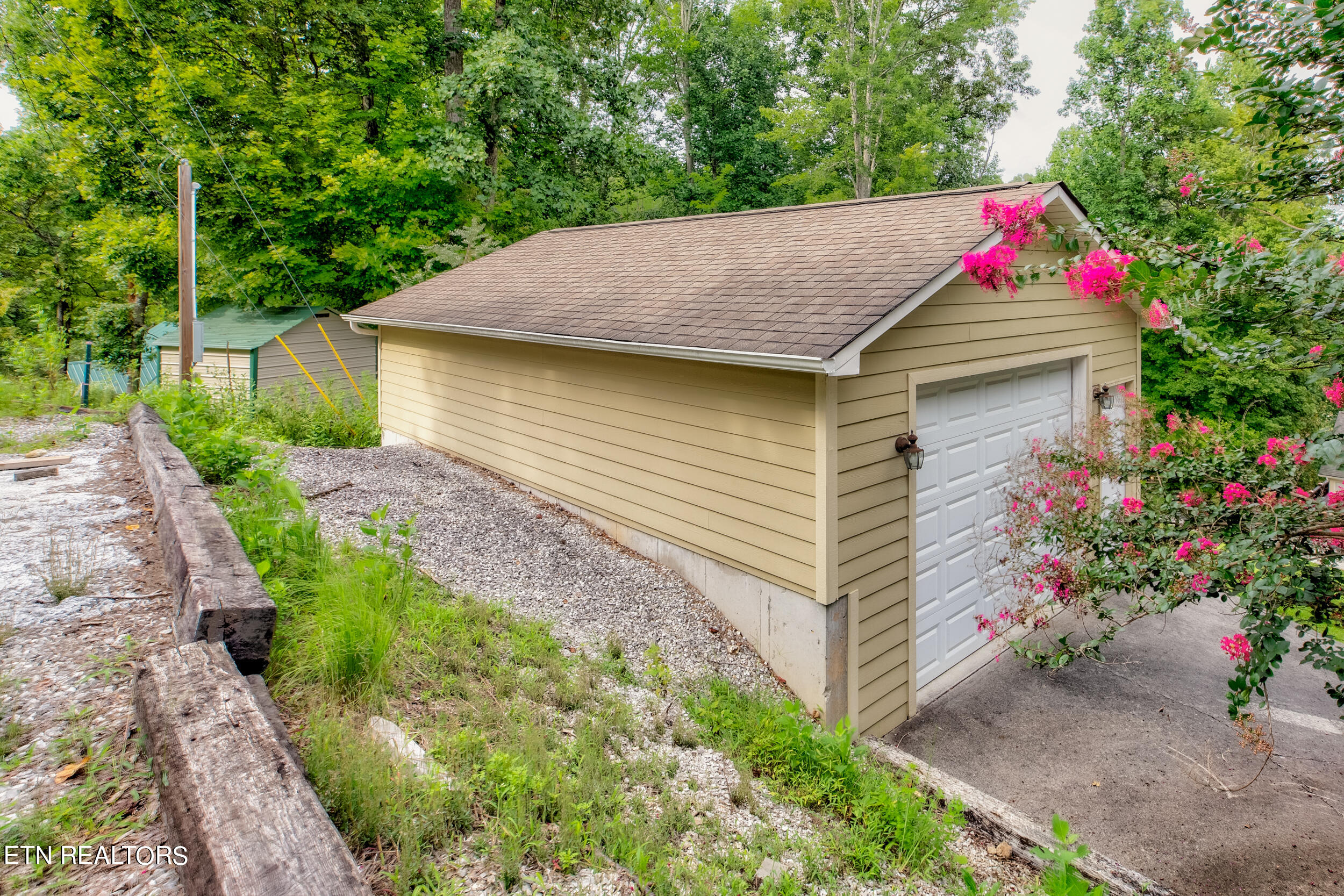 765 Deerfield Way, LaFollette