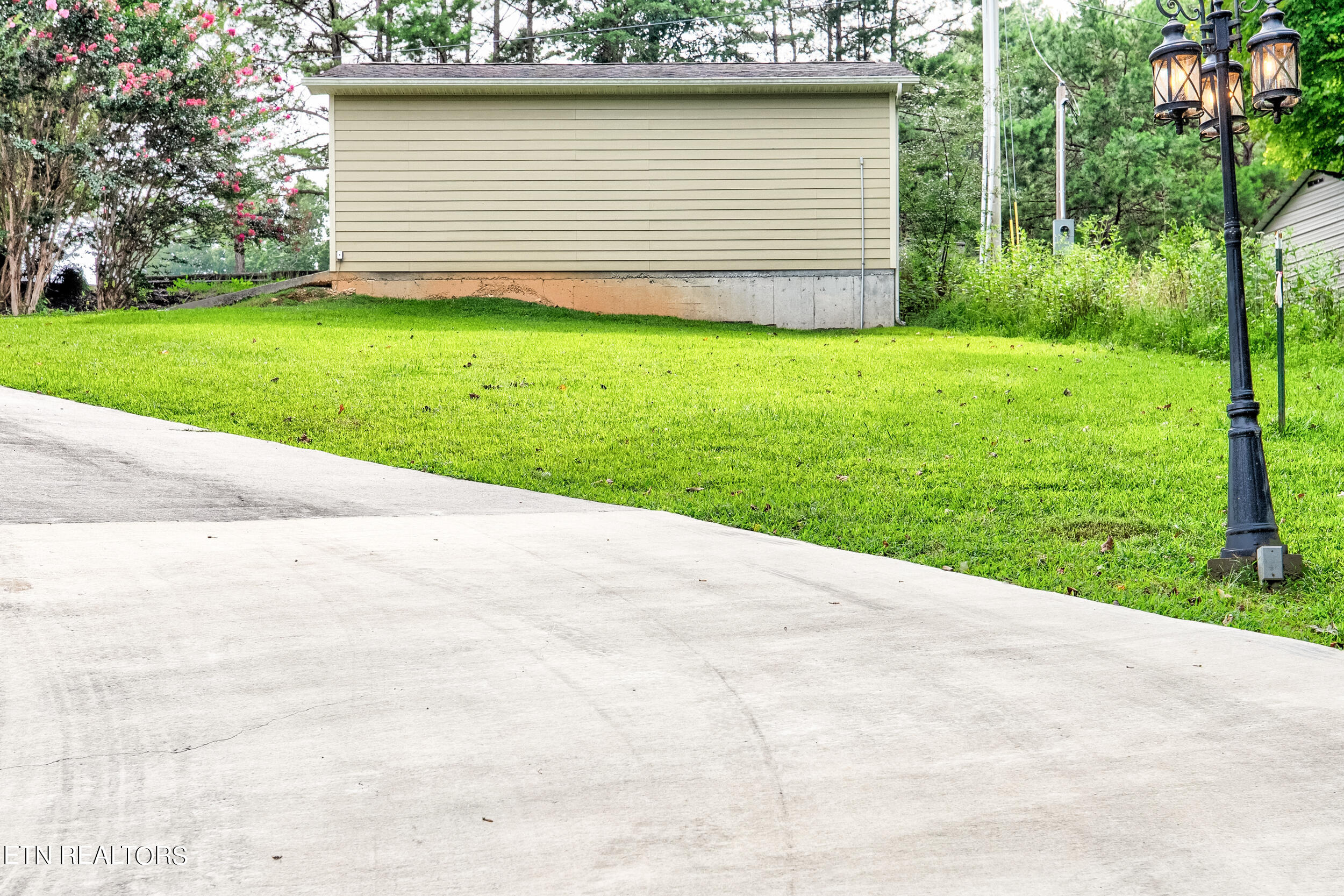 765 Deerfield Way, LaFollette